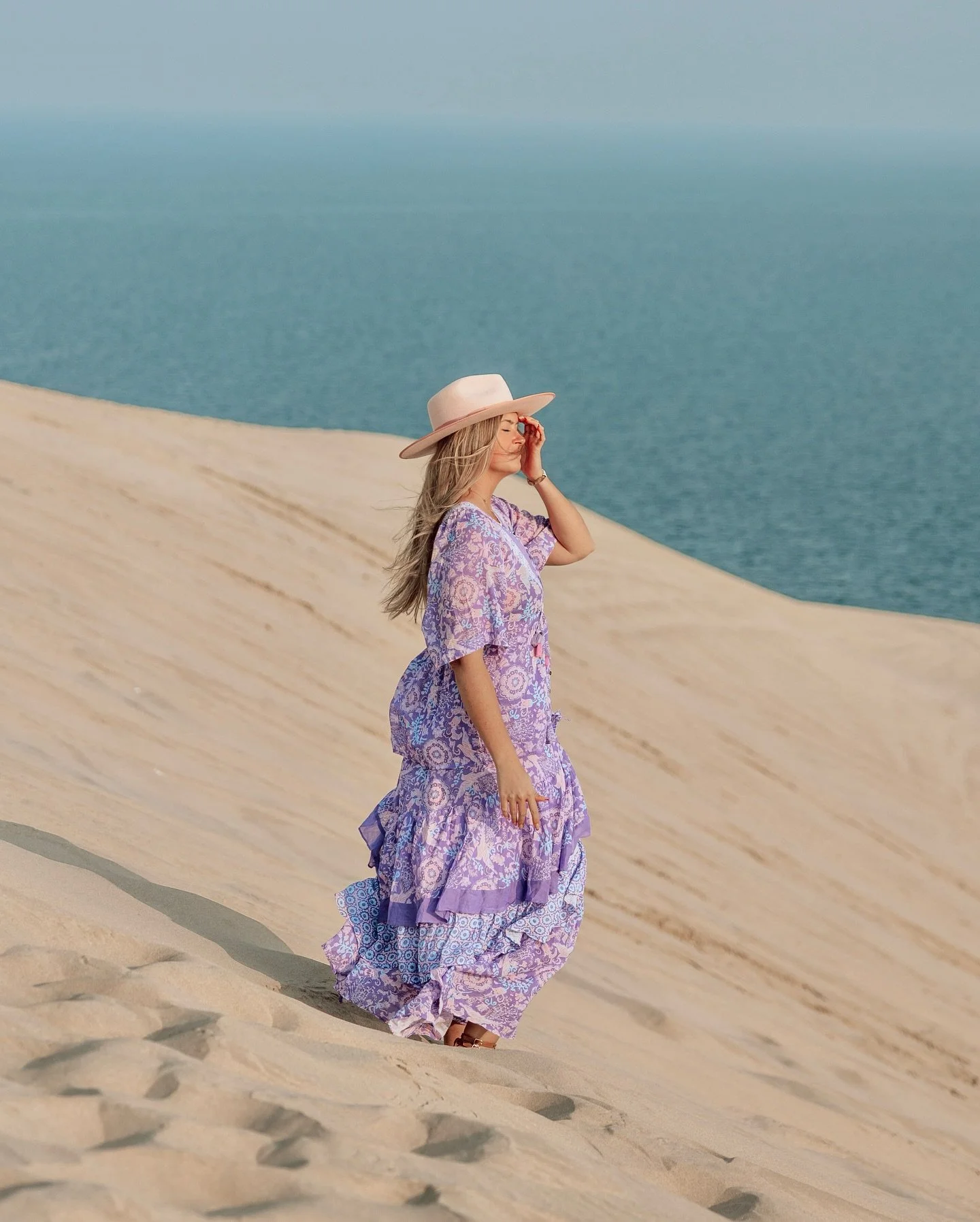 Strolling in Qatar&rsquo;s sand dunes and watching the sunset in the middle of the desert (and the oil reserves) 😅

#doha #visitdoha #dohaqatar #qatar #visitqatar #inlandsea #sealinebeach #desert #sanddunes #sunset