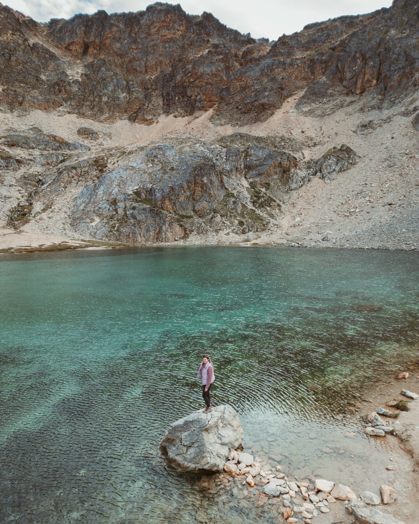 The hike was steep, but the reward was 100% worth the effort! 🙌🏻

#argentina #ushuaia #lagunaturquesa #tierradelfuego #patagonia