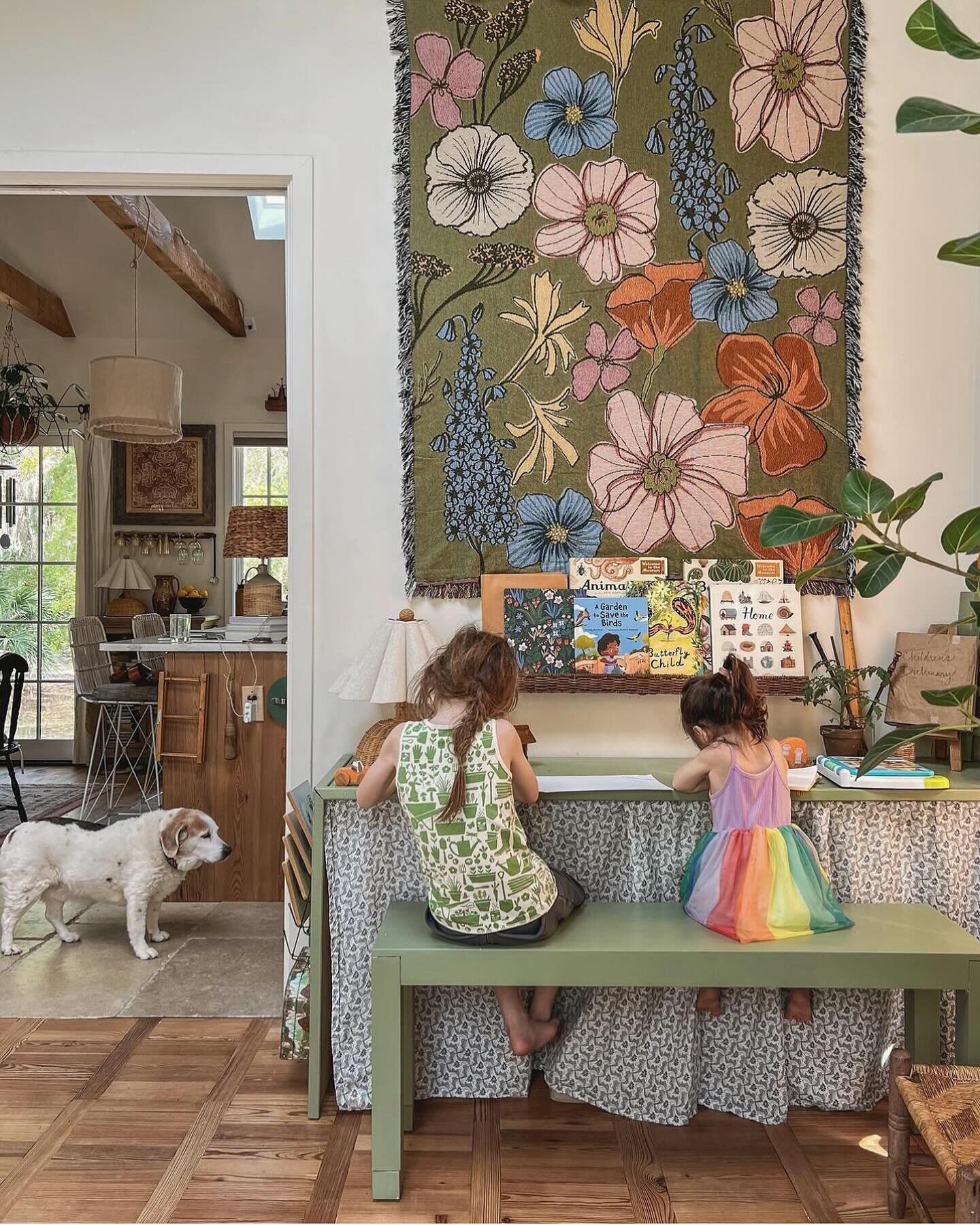 Wild Flowers tapestry hanging in @whitneyleighmorris home. 🤍🌸🌿🌼