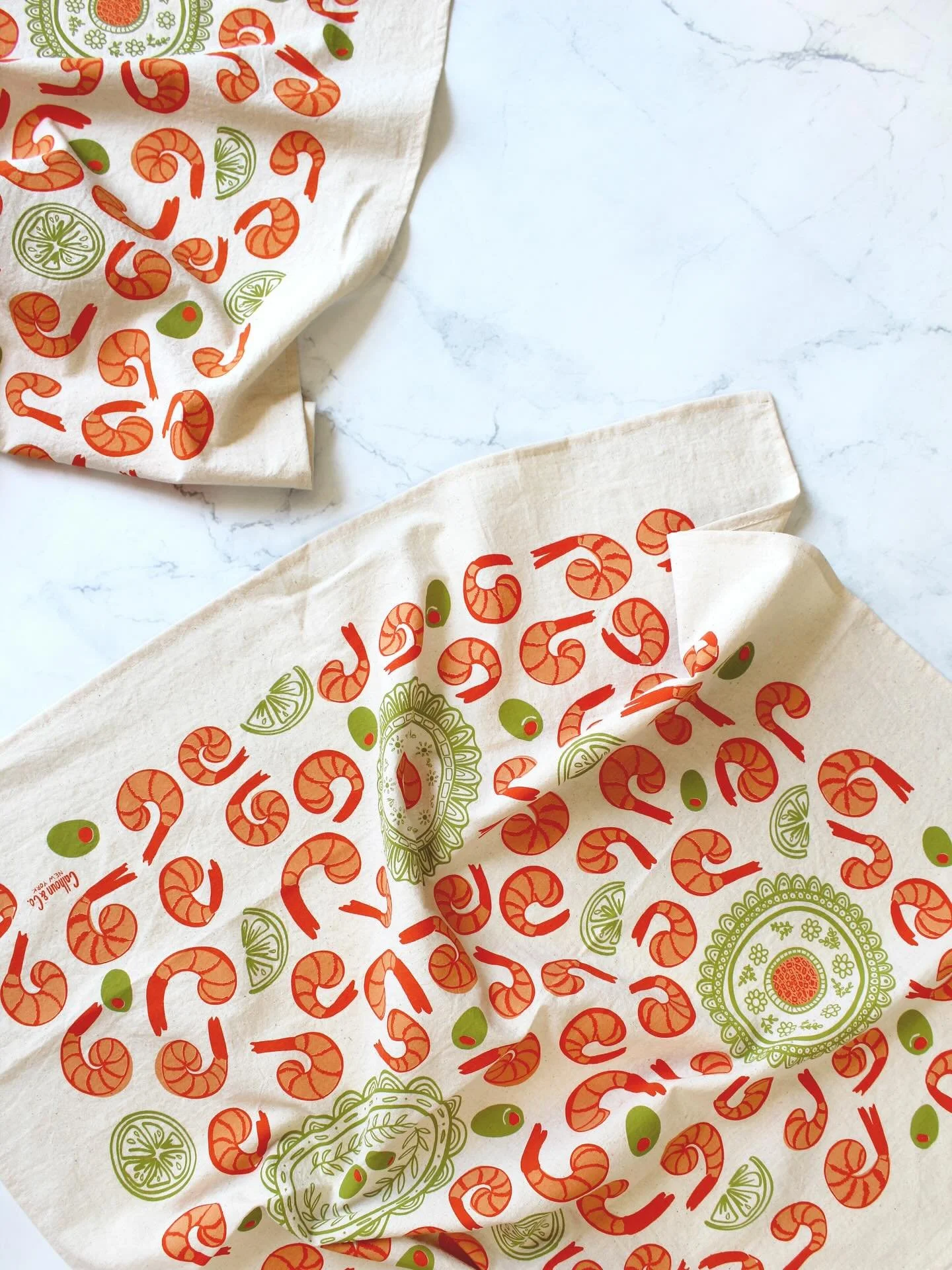 Everybody&rsquo;s favorite foodie themed tea towels. Makes. Great gift for the host (wrap up your pie or bottle of wine in one of these cuties!) or add a splash of color to your own kitchen. 🍁
