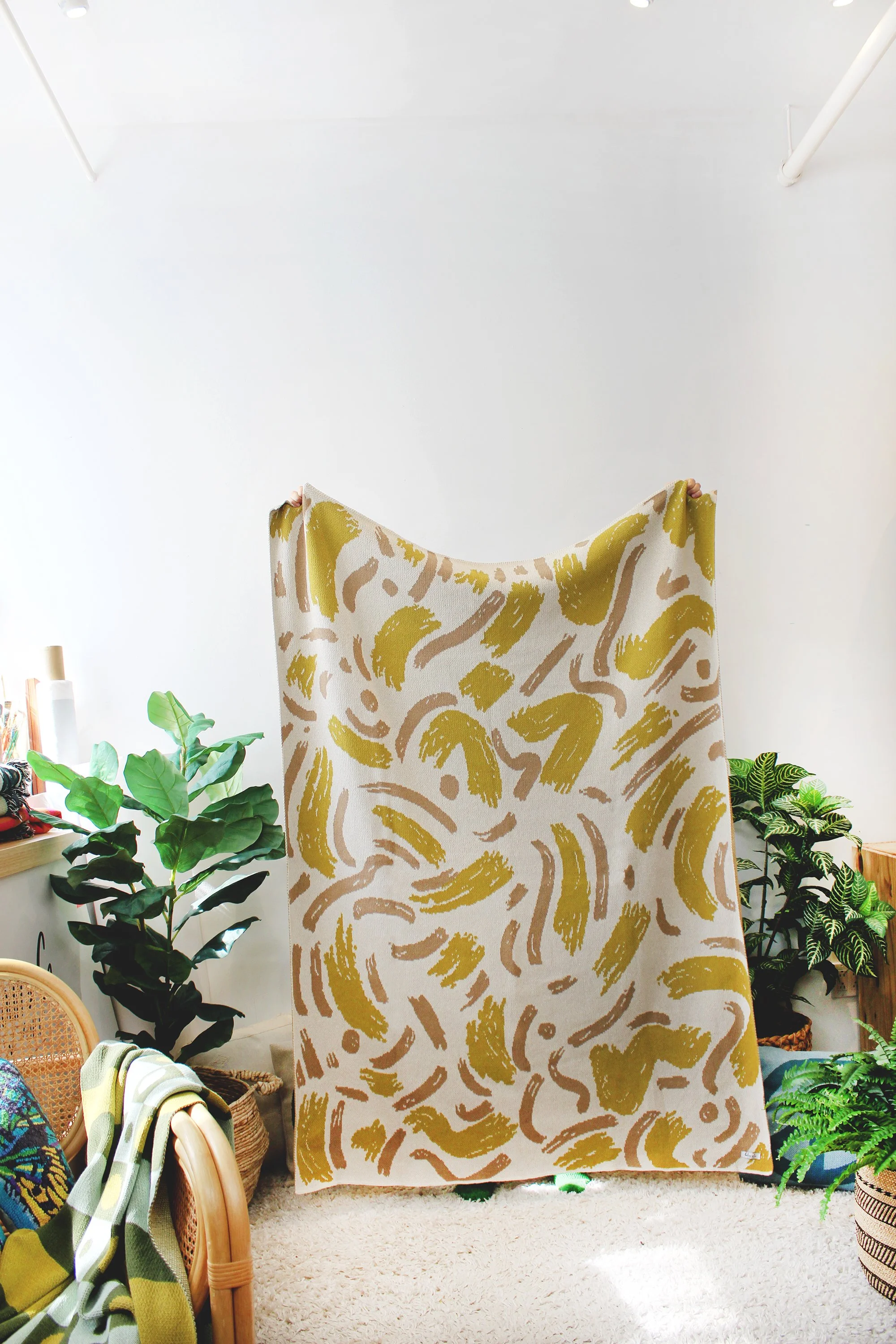 PAINT HAPPY KNIT THROW BLANKET in LAWN GAMES