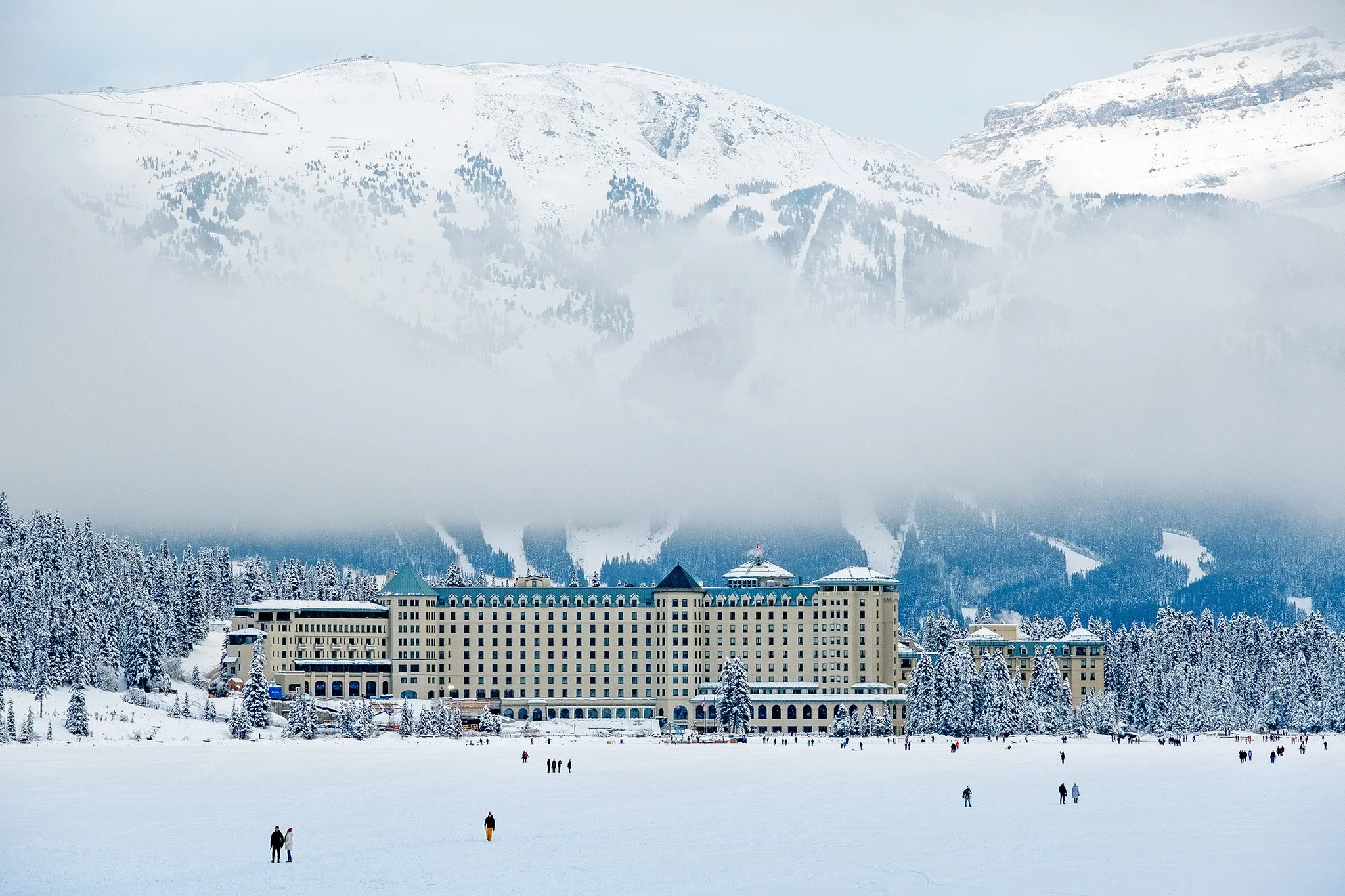 Fairmont Chateau Lake Louise diante do lago congelado no inverno