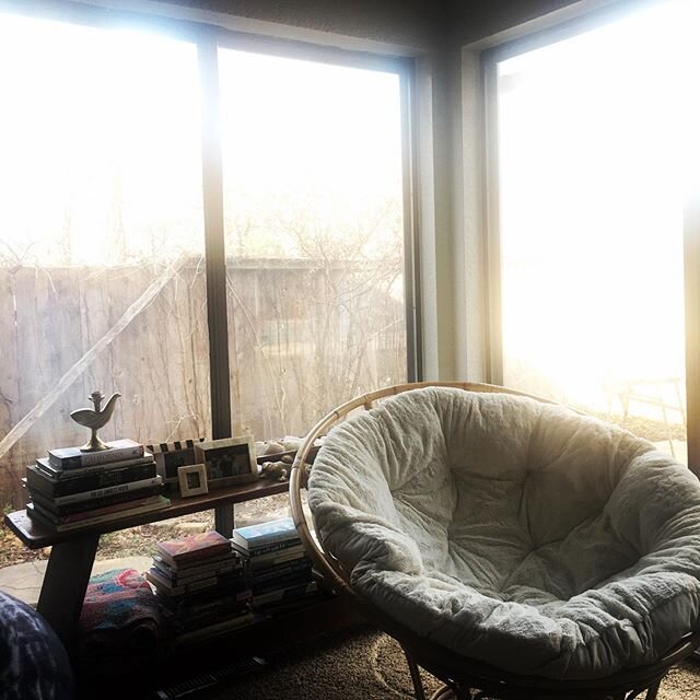 One of my favorite spots in #our70shouse 🦋 #books #chill #peace #crystals #california #vignette #style #junkhippy #saturdayvibes #saturday #natural