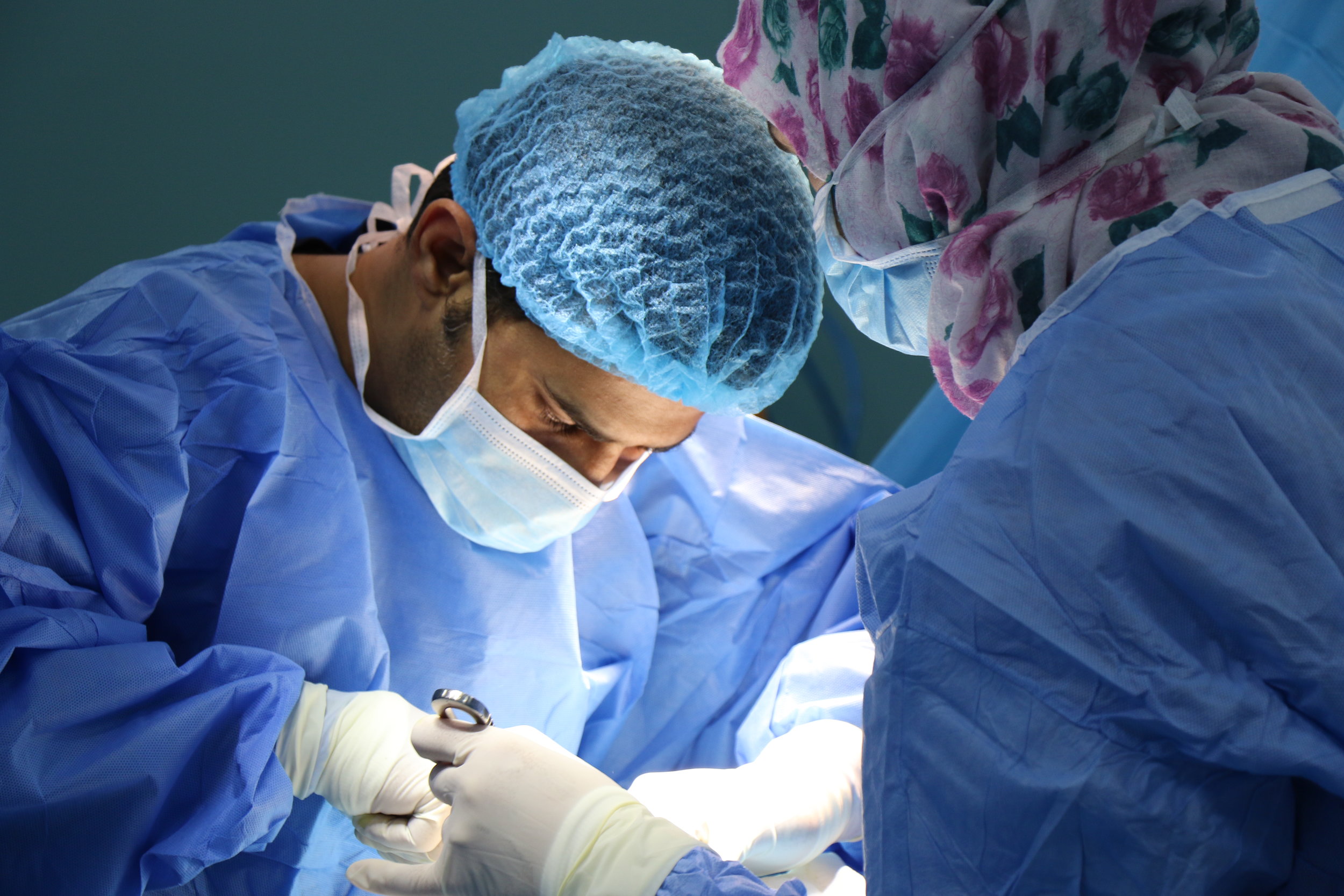 Can experienced surgeons correctly predict the outcome of knee surgeries?