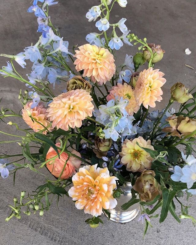 Missing these hues and spring&rsquo;s usual vibrancy. Thankful to have photos to look back on from my phone of times like this that fill me with joy! This was an arrangement I made using some leftover blooms after helping @sirenfloralco - and it has 