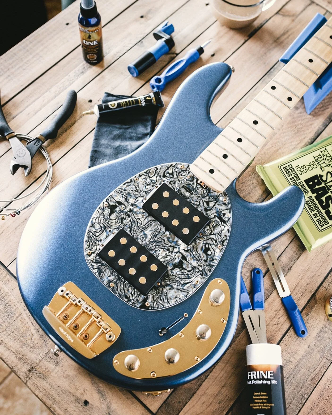 Got a medium blue-ish @music_man StingRay on the desk today.
Clean enough? @themiguelortega