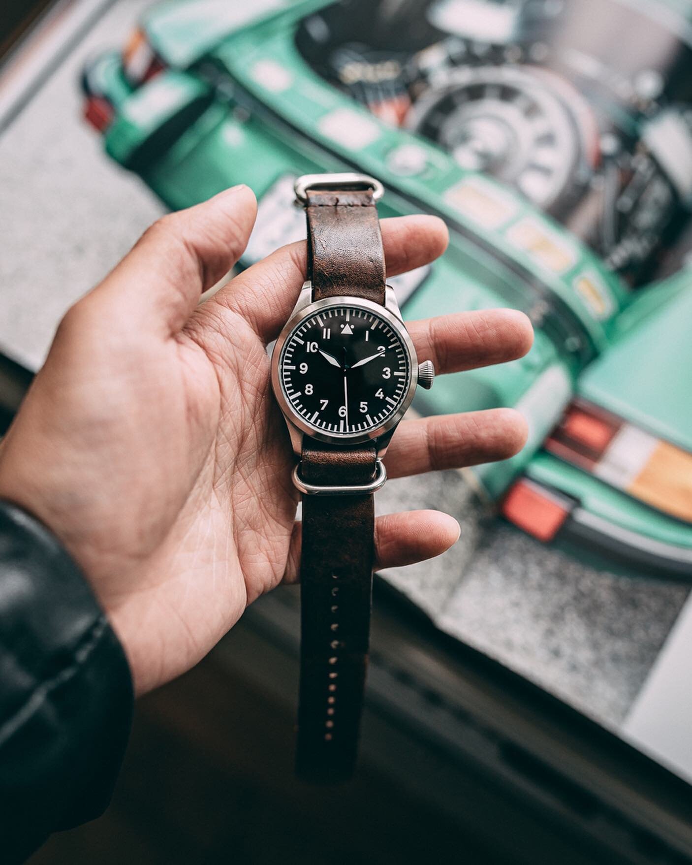 Trying to photograph things around the house to stay busy! Here&rsquo;s some rad German things: a pilot watch atop a picture book of air-cooled Porsche 911s. &bull;
&bull;
&bull;
#fliegerfriday #flieger #pilotwatch #pilotwatches #wotd #wristcheck #wo