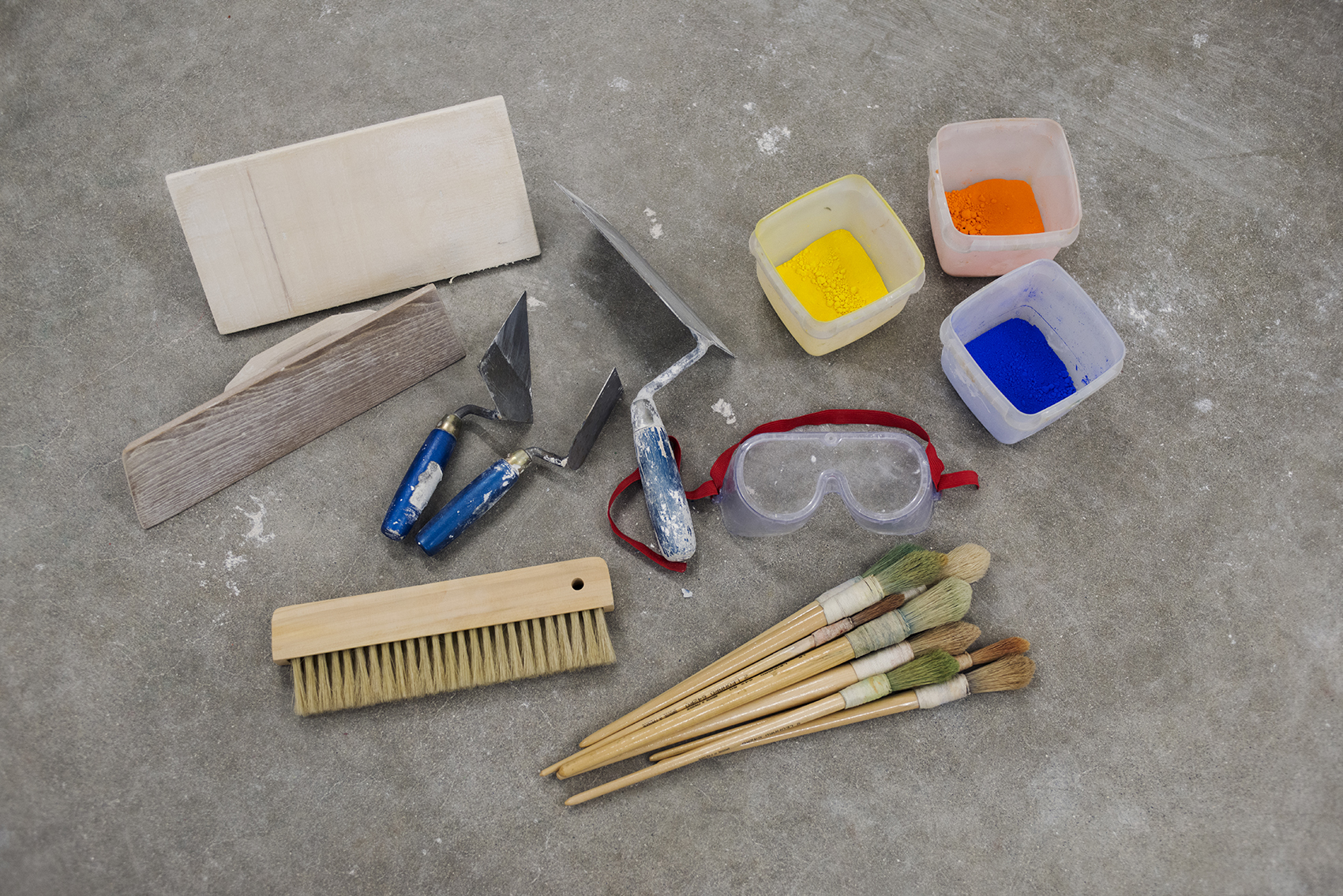 Noen av verktøyene og materialene anvendt i freskoteknikk. Foto: Anne Valeur.