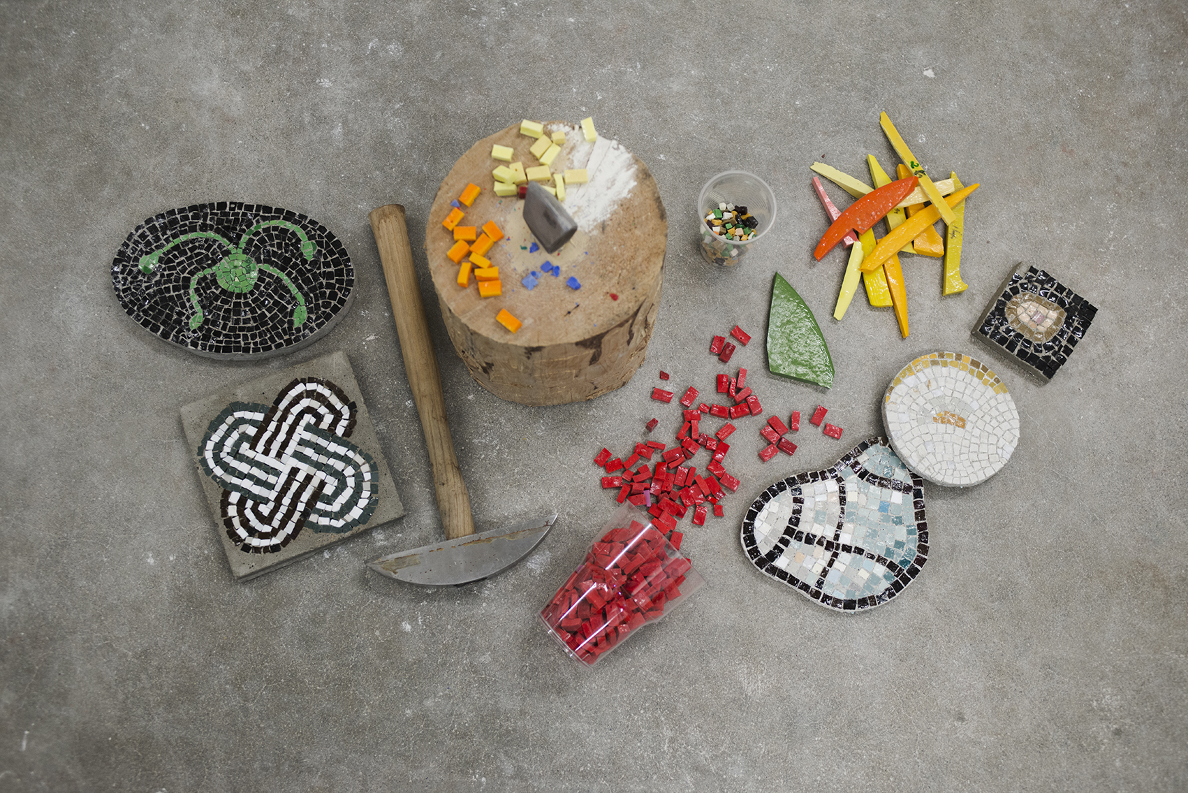 Noen av verktøyene og materialene anvendt i mosaikkteknikk. Foto: Anne Valeur.