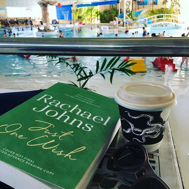 Sunday morning coffee with a friend! #beattypark #authorfriends #amreading #aussiefiction #aussieauthors #shouldbeswimming @rachaeljohnsauthor