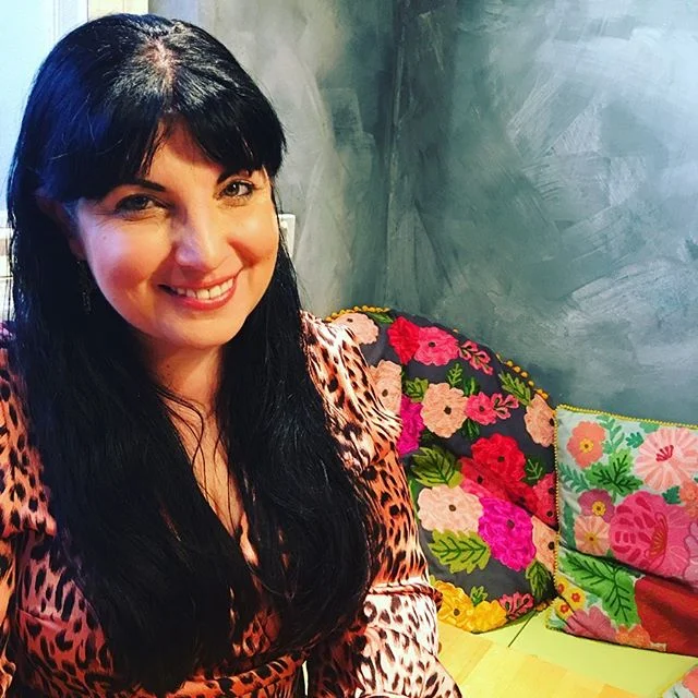 The wonderful @tesswoods_author was our guest at Rachael Johns Facebook Bookclub with her fab novel Love and Other Battles yesterday - unfortunately she hates every photo I&rsquo;ve ever taken of her - but I think this one is gorgeous! (And I won&rsq