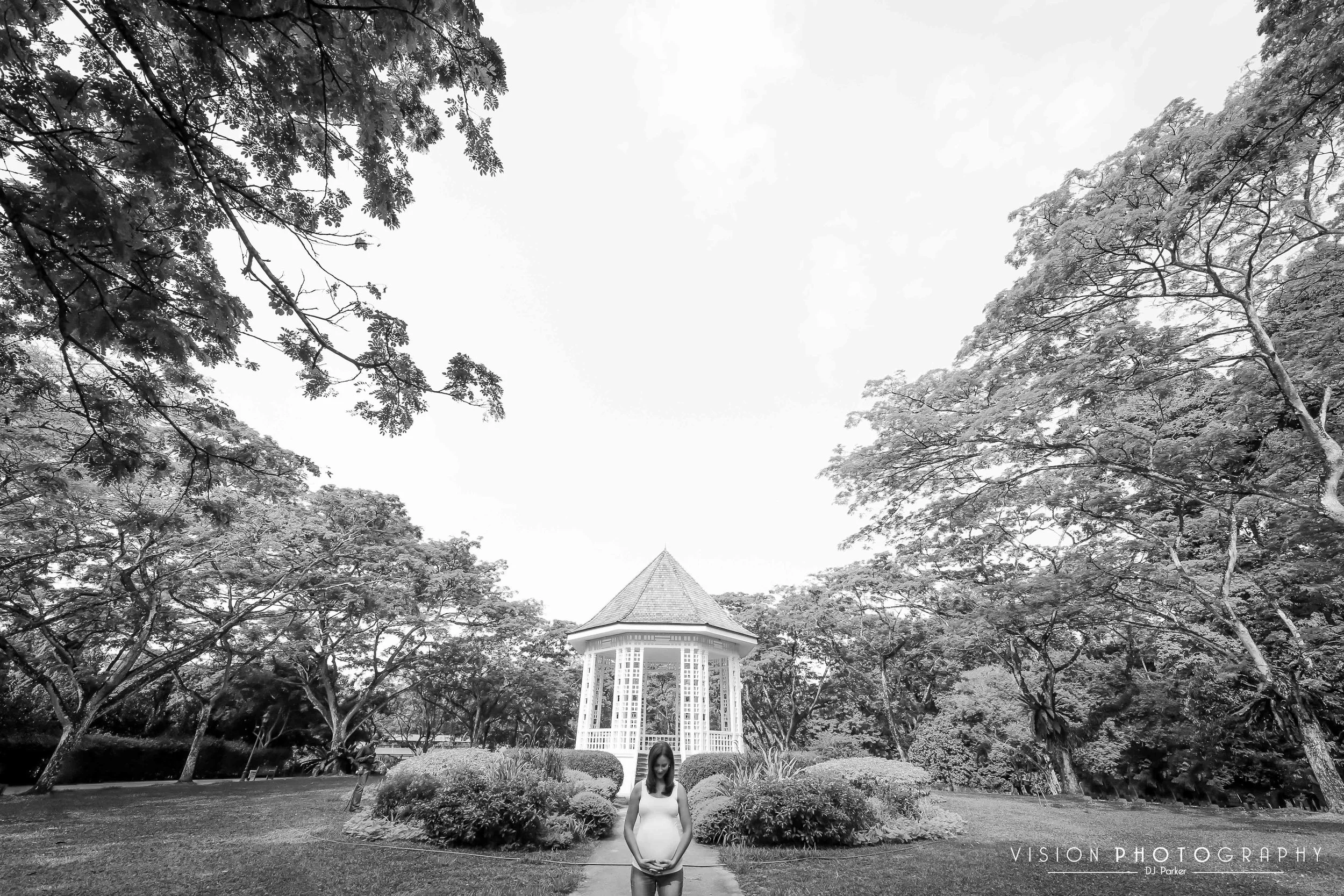 Outdoor maternity Botanic Gardens black and white