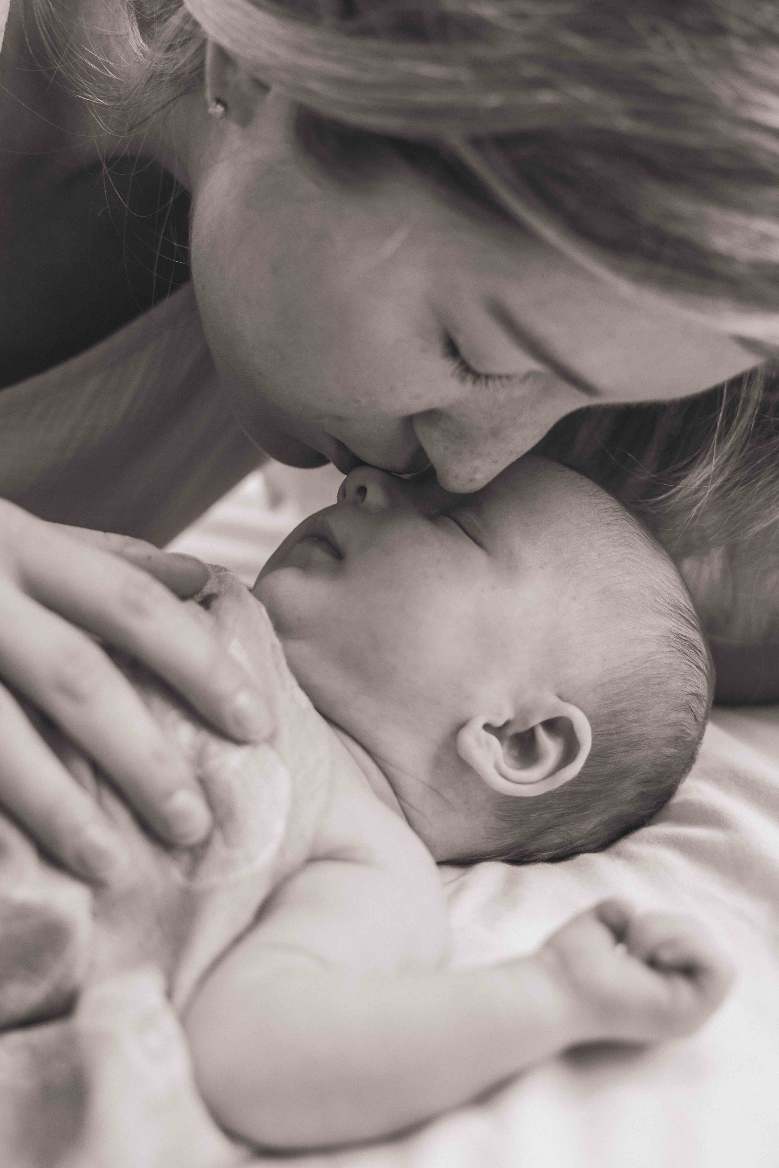 Newborn baby home visit shoot-4594.jpg