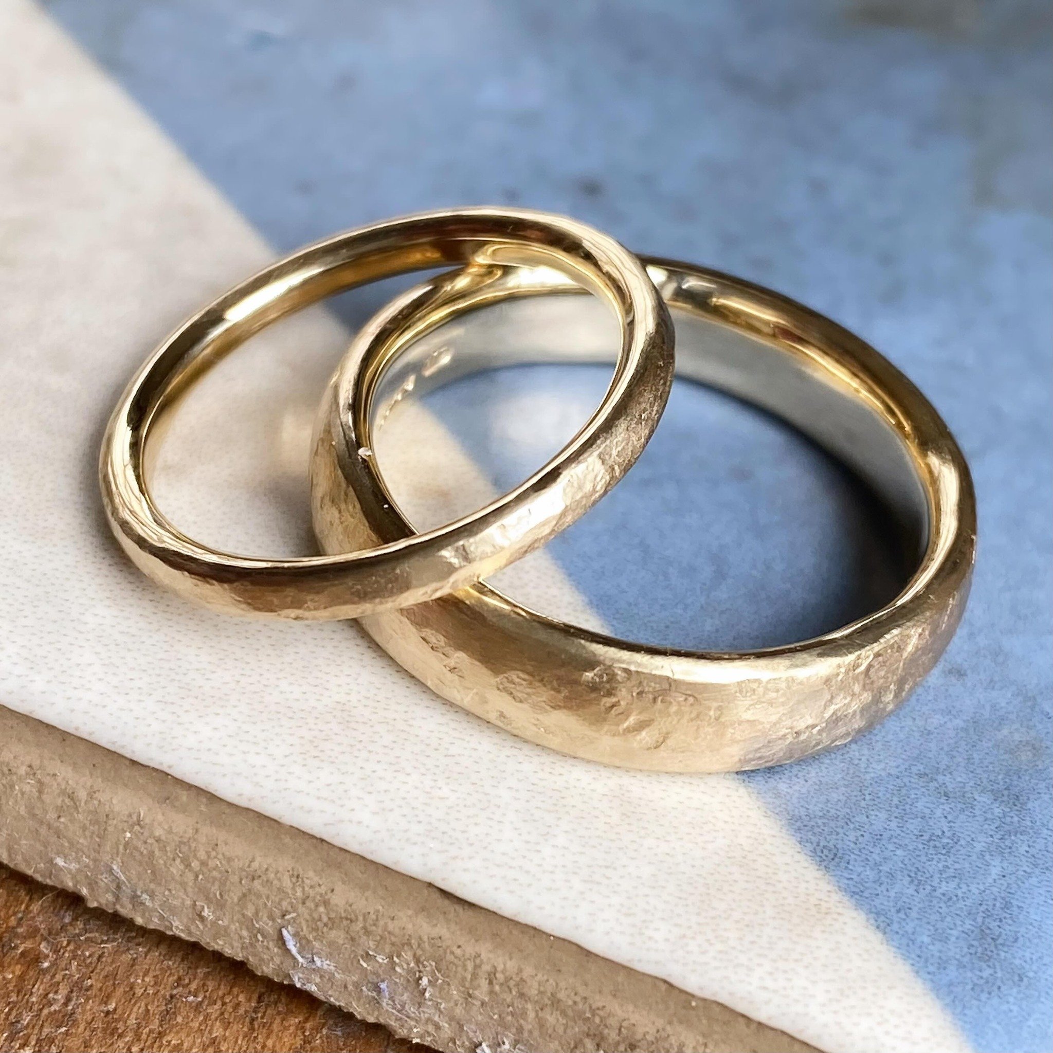 I love this textured finish &hellip; created using my favourite hammer (yes I do have a favourite!!).
Congratulations to this lovely couple who got married this month.  Thank you  @dani_bodymatters for asking me to make your rings 🥰
.
.
#handmadewed
