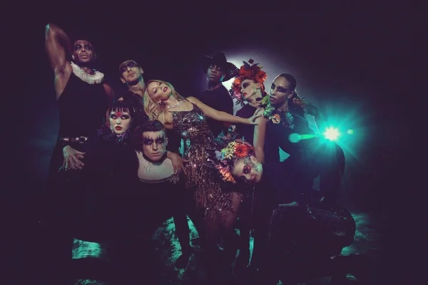 Kylie Minogue premieres video for 'Dancing'