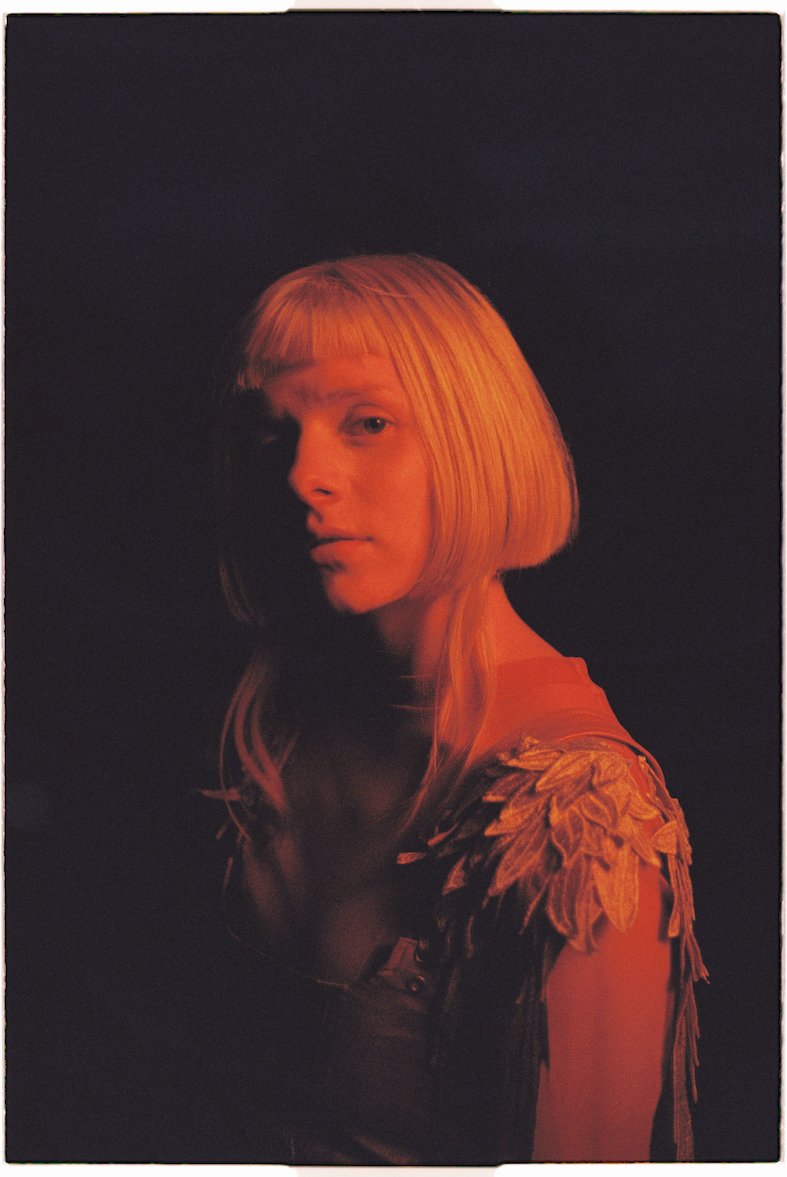 Giving In To The Love  Single/EP de AURORA 