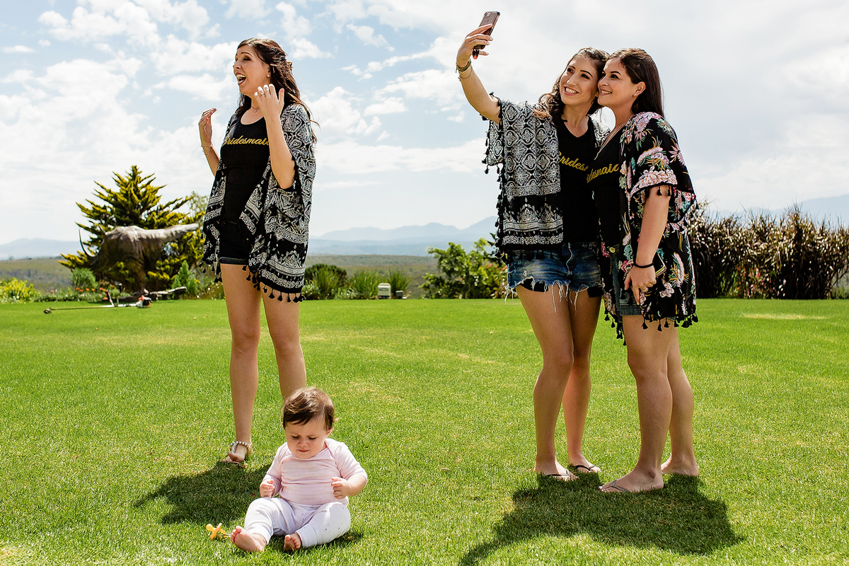 A moment between the bridesmaids in Plettenberg Bay