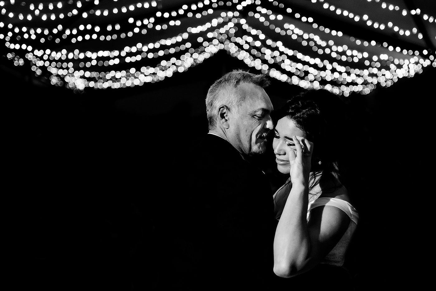 Father and daughter dance at wedding