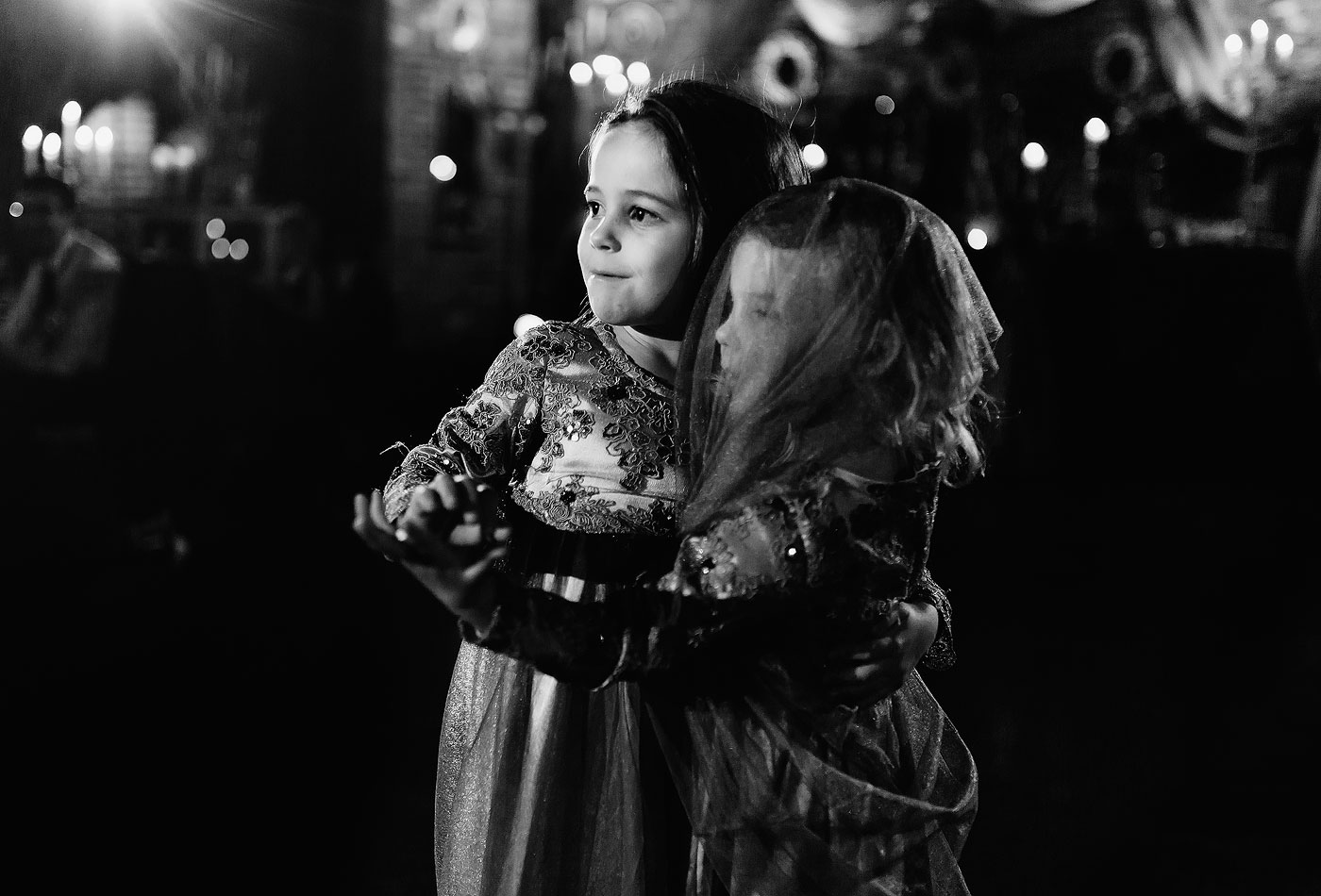 Flowergirls dancing with wedding veil at wedding