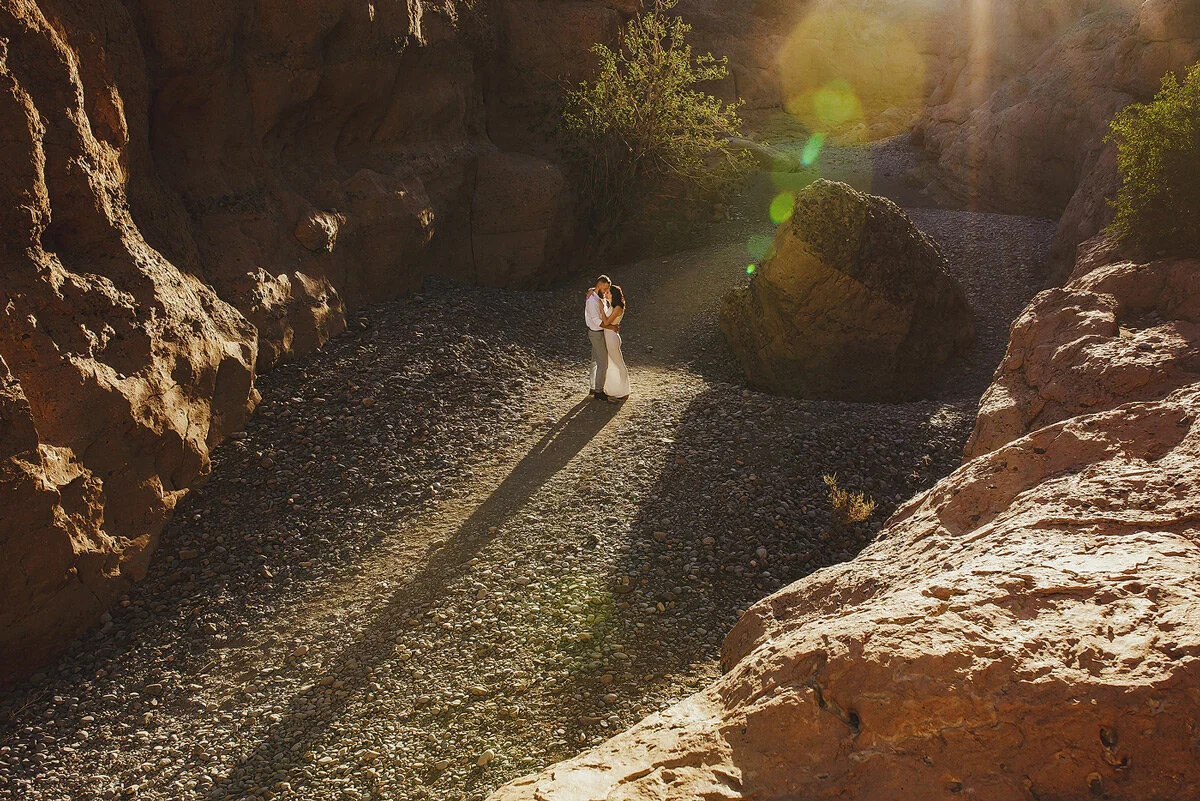 Creative couple portraits in the sesriem canyon in the Namibia Desert