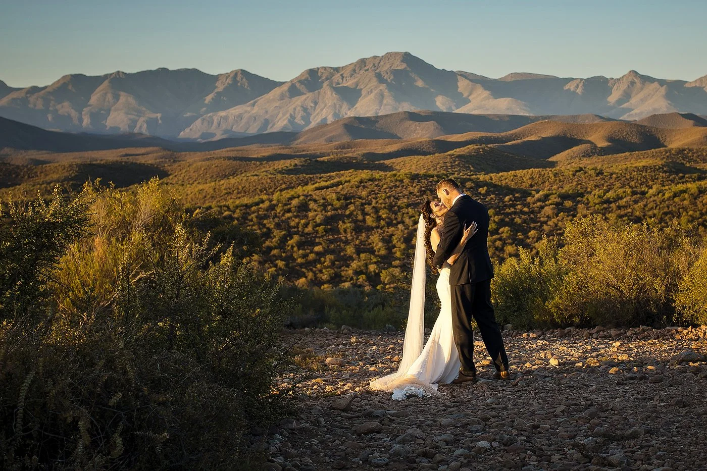 Photo of wedding couple in the klein karoo with swartberg mountains in the backround