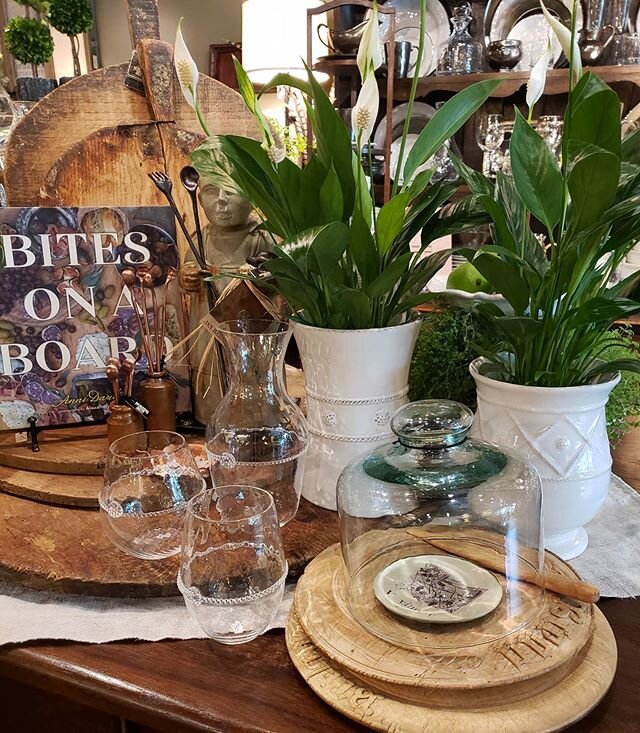 The shop has been freshened up with a few new antiques and tablescapes! Call us to make an appointment or stop by to shop! #juliska #juliskajoy #janbarboglio #shopsmall #shopsofoakwood