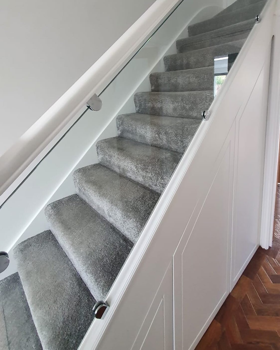 One of our most recent renovations... glass bannister, built in under stairs cupboards. 😍
#makingahouseahome #glass #glassbannister #cupboard #refresh #fresh #new #stairs #home #renovation #inspiration #inspo #new
