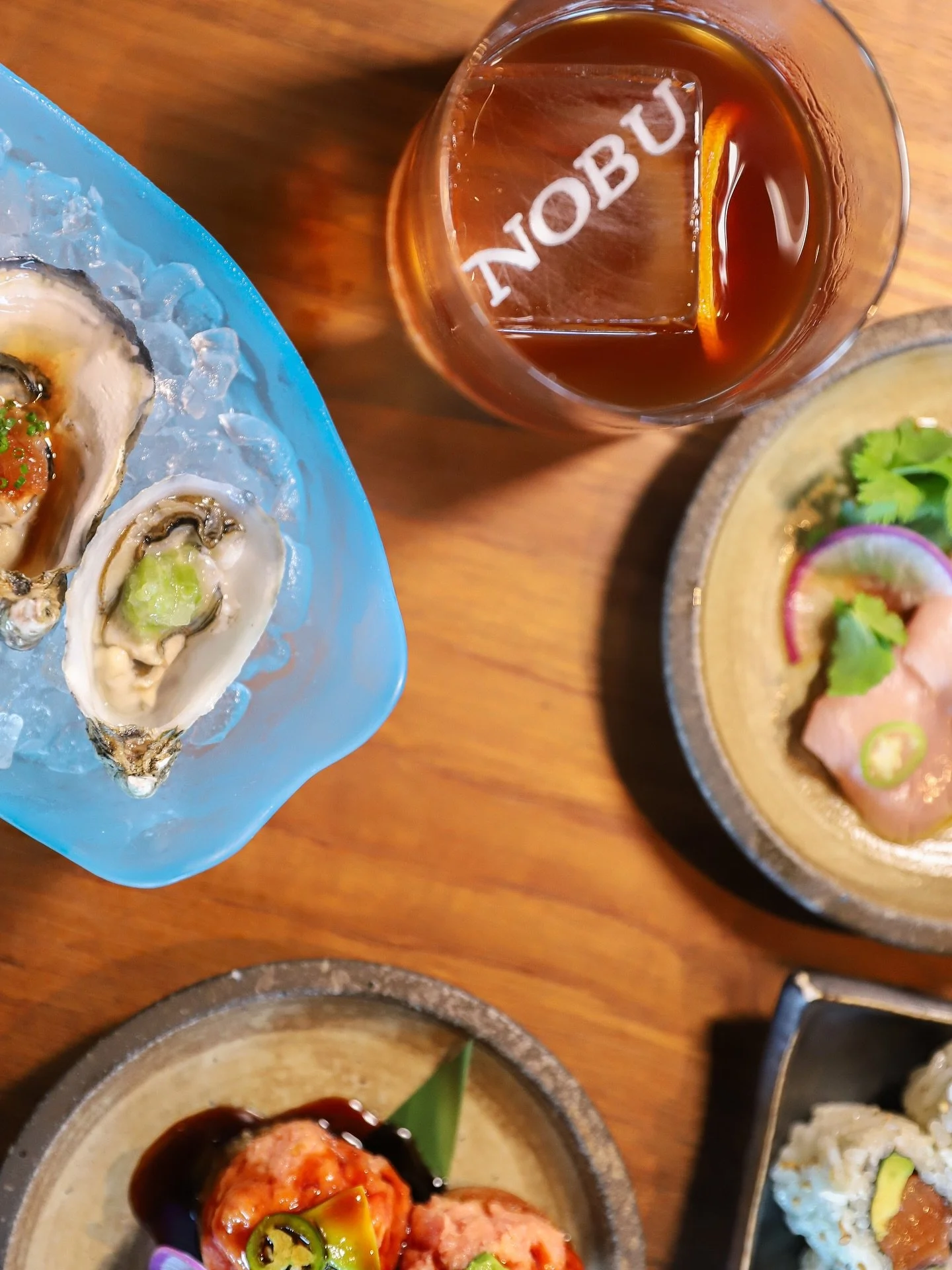 Views from Tanoshi Hour at @noburestaurants 🍸⁠
⁠
Our go-to order:⁠
⁠
🐟 Yellowtail Jalepe&ntilde;o⁠
🍣 Crispy Rice Cake⁠
🥑 Salmon Avocado Sushi⁠
🍸 Lychee Martini or Nobu Old Fashioned⁠
⁠
Available in the Lounge from 5pm - 7pm | Monday - Thursday⁠
