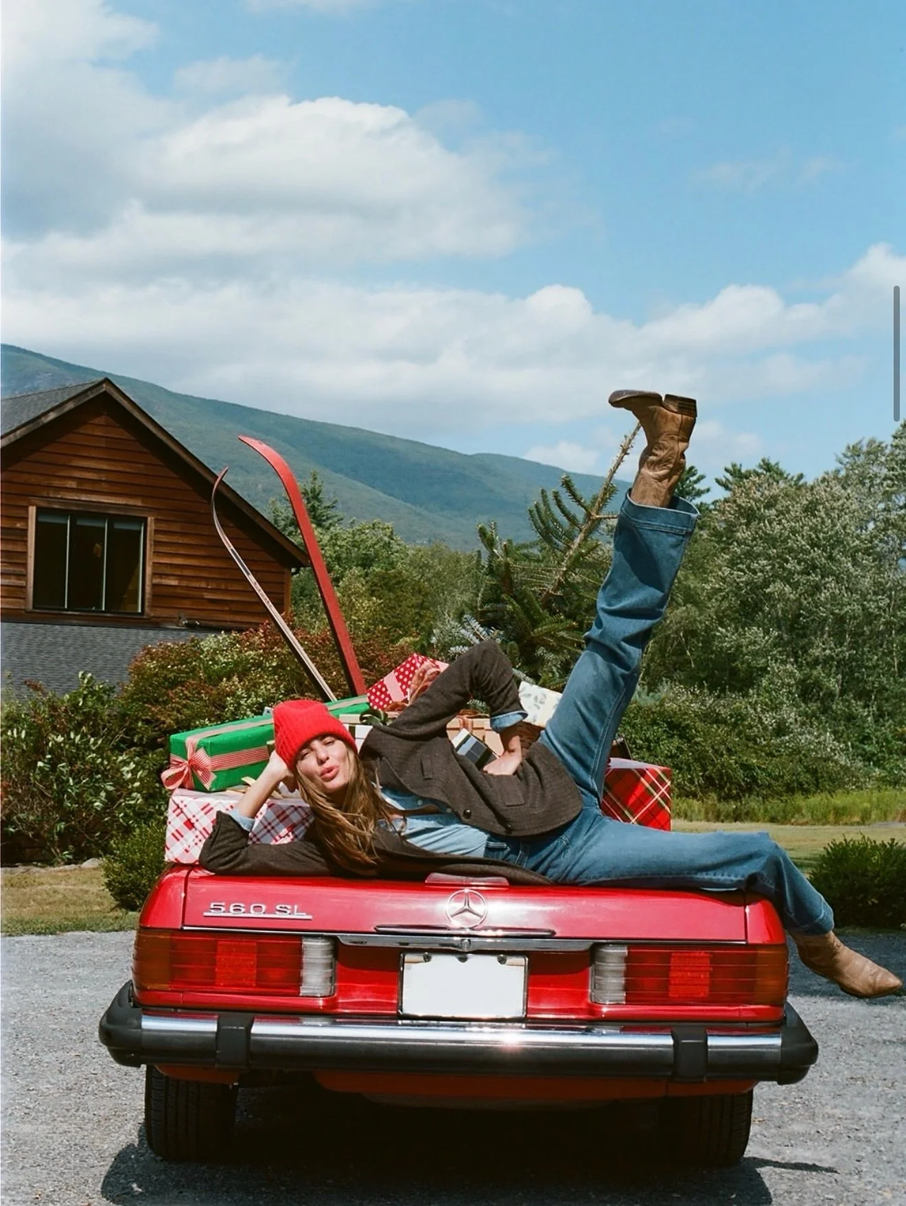 The holidays are calling! ✨⁠
See what&rsquo;s new from our friends around the Village this season.⁠

Happy Shopping! #LidoMarinaVillage⁠