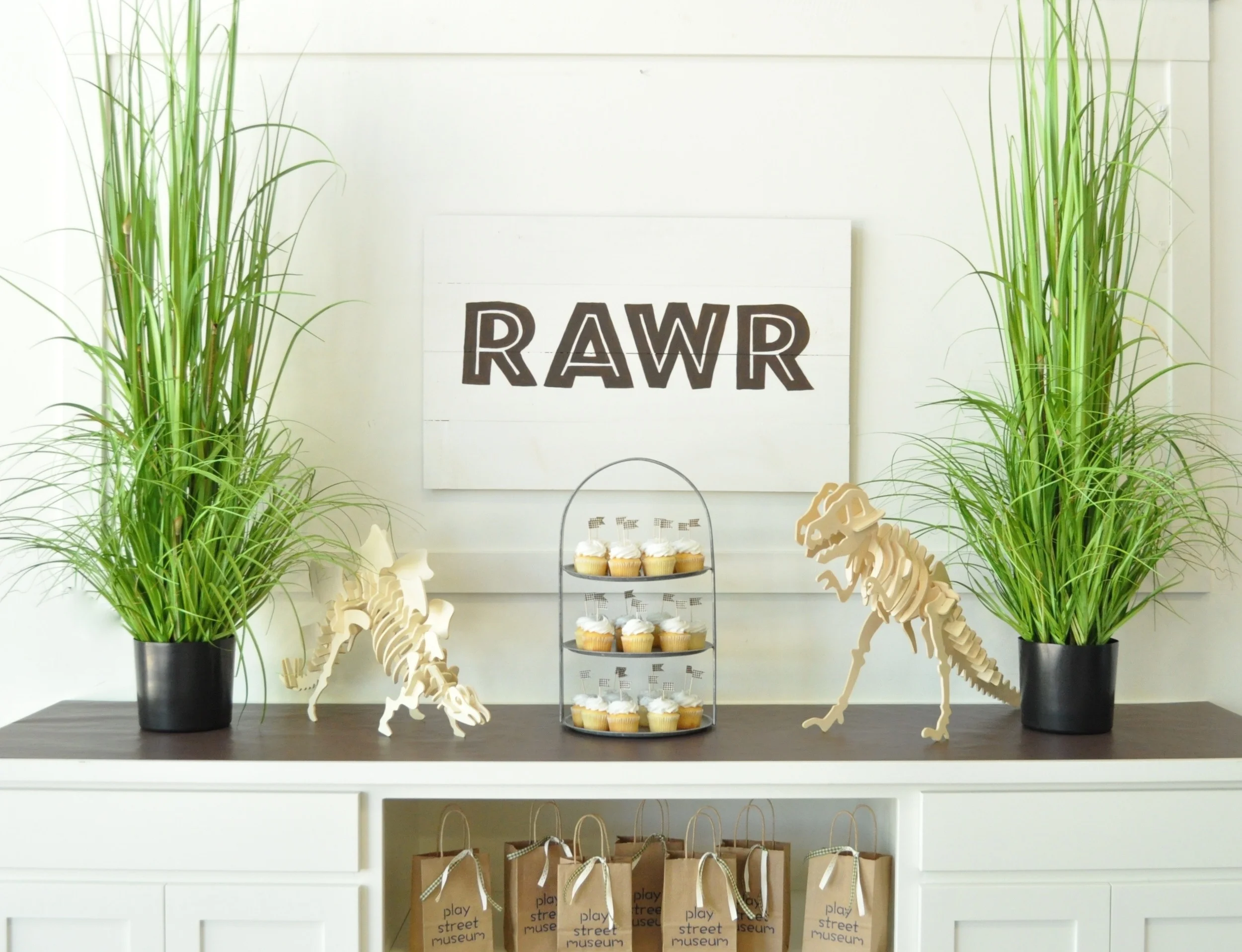 There is something about the simplicity of this theme that I really like. Maybe it is the symmetry, maybe its that it is so clean and uncluttered. Sometimes, whether it is planning a party, decorating a play room, or just life in general...Less is More! 