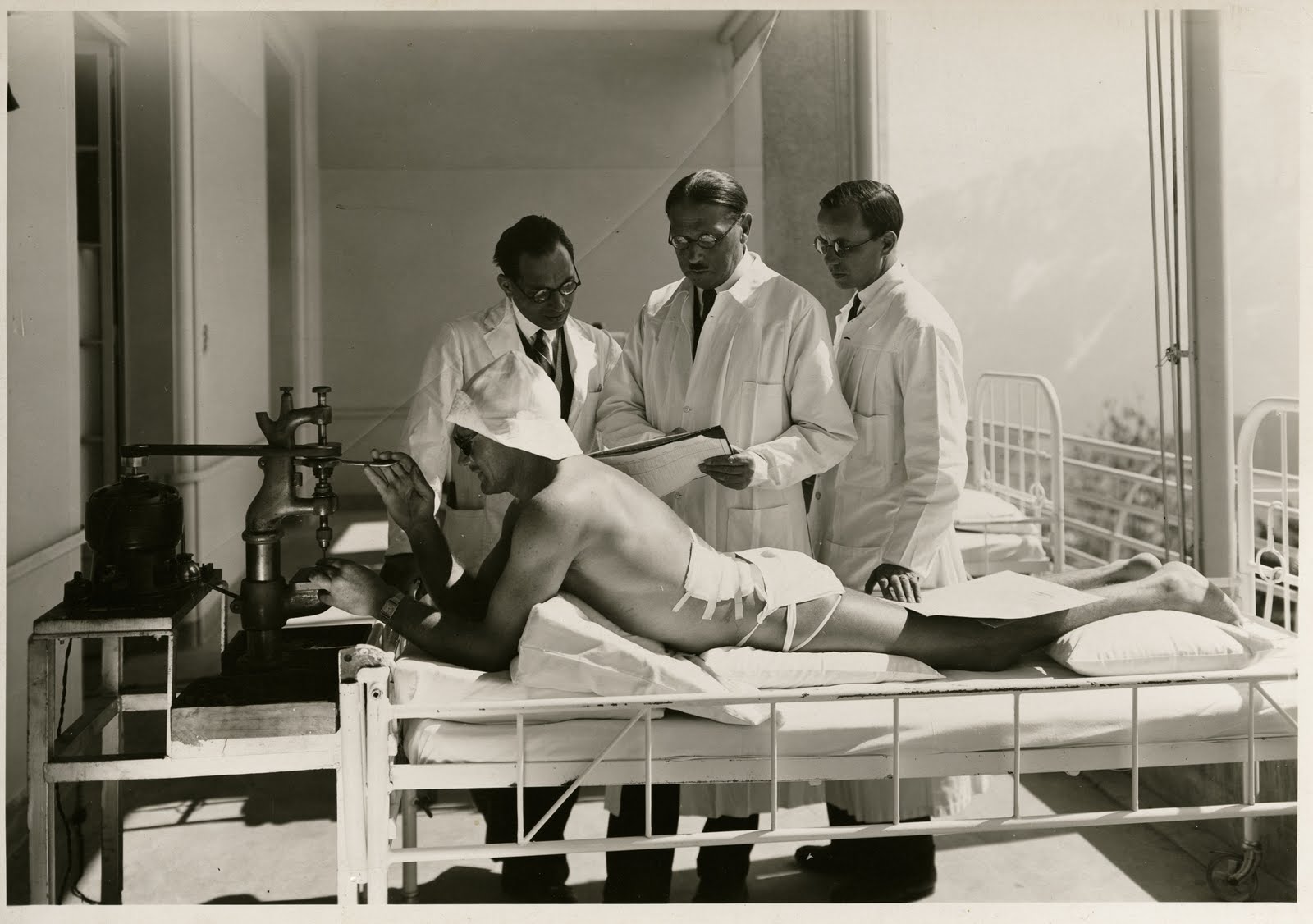 Auguste Rollier (centre) seeing a patient undergoing heliotherapy in his clinic in Leysin (Copyright: Association pour le Patrimoine de Leysin)