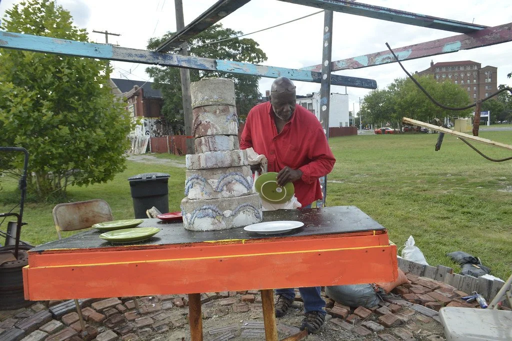 iron-teaching-rocks-table-manners-2015-25_25120007346_l.jpg