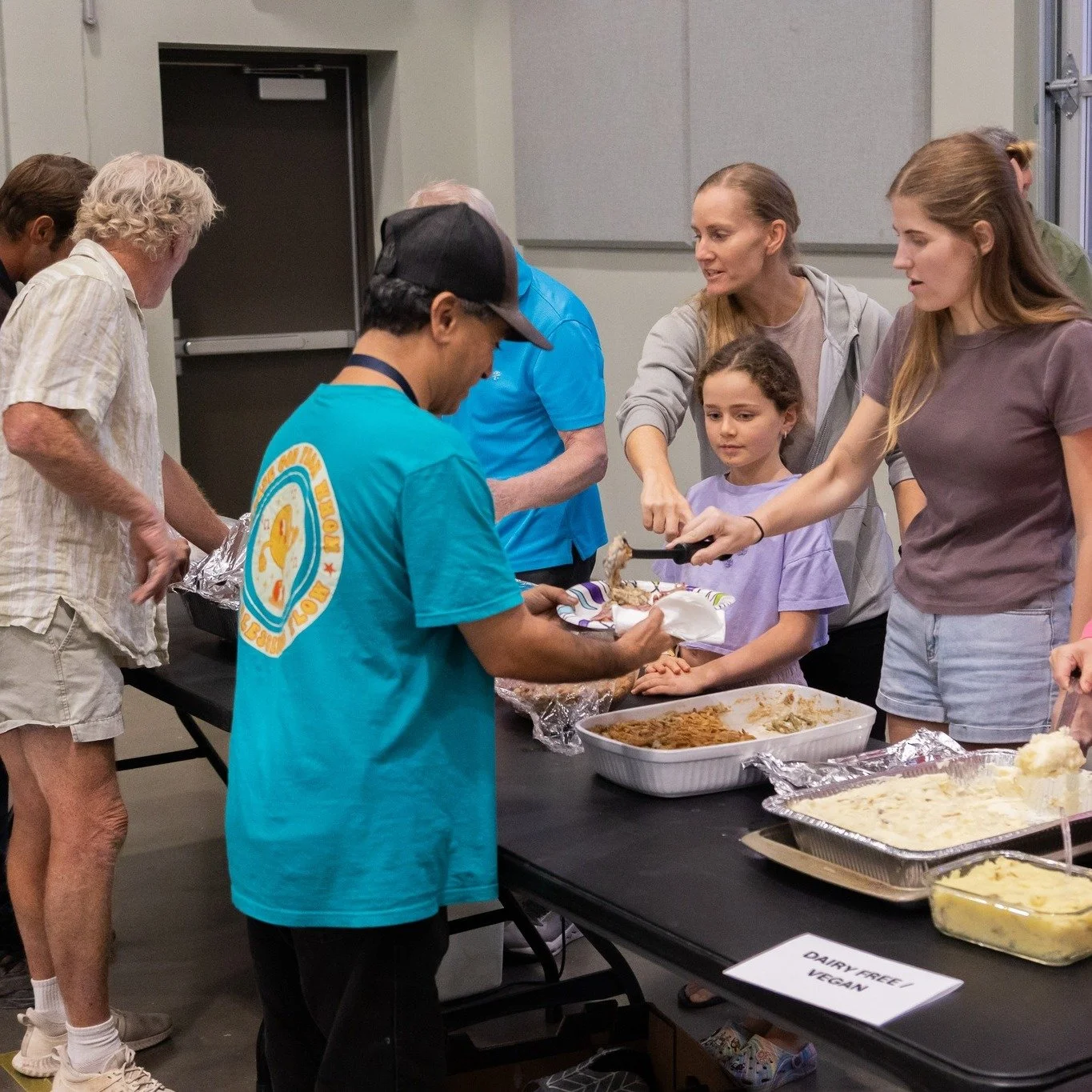 There are so many ways to put your faith into action this month. Whether it's serving a hot breakfast, sharing a meal with neighbors, or supporting local families through donations, every act of service makes a difference.

🛍 Manos de Cristo Meal a 