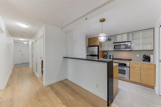 Listing #R3078236        Showing 8 of 23.jpeg