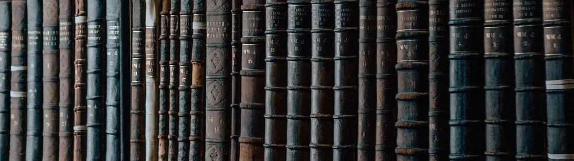 bookshelf-1082309_1920.jpg