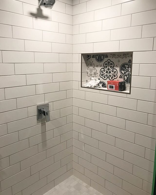 Classic white subway tile, jazzed up with a stunning pattern in the niche. .
.
.
.

#yeg #yegflooring #yegtile #yegreno #contractor #tile #tilesetter #flooring #pattern #backsplash #tilewall #porcelaintile #grey #glazed #glazedtile #interiors #interi