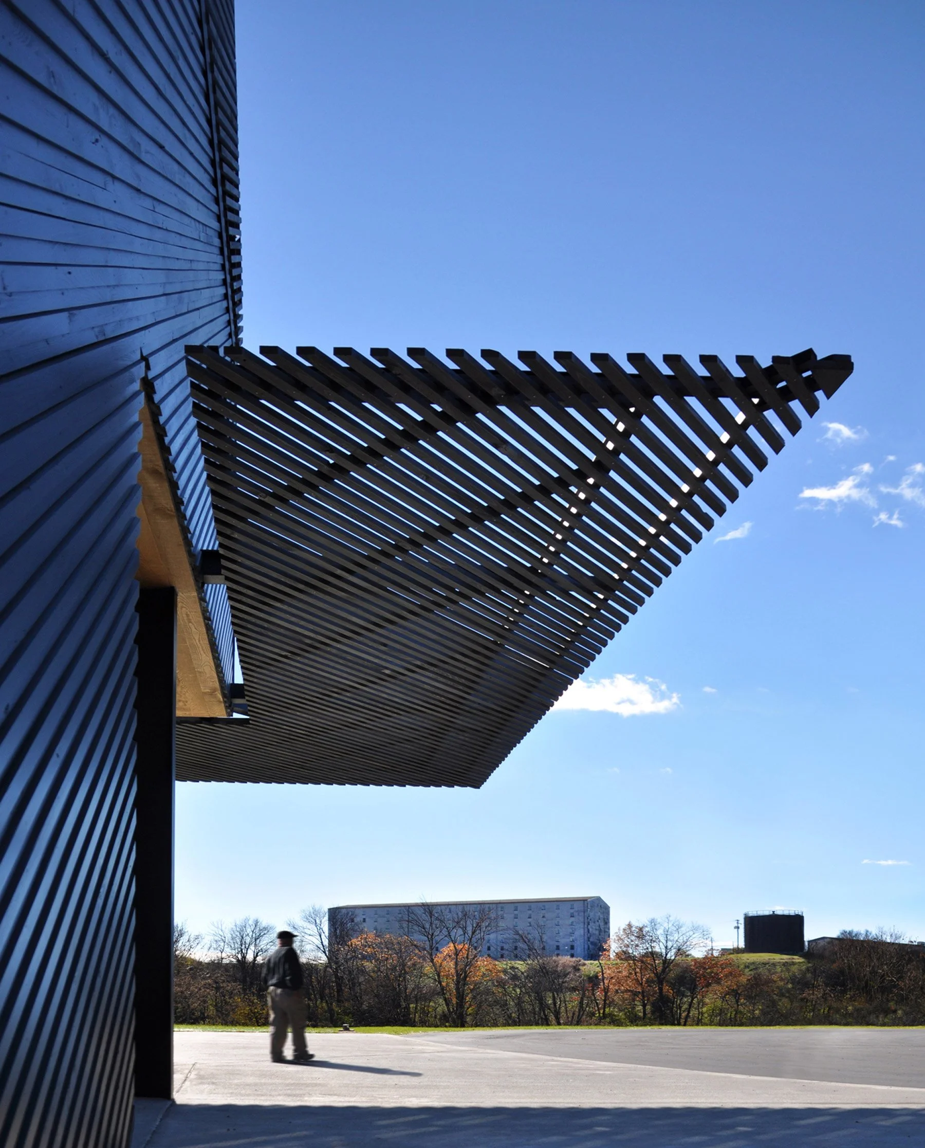 wild-turkey-bourbon-visitor-center-exterior-barn-form-black-wood-lattice-facade-canopy-detail-lawrenceburg-kentucky-deleon-primmer-dpaw.jpg