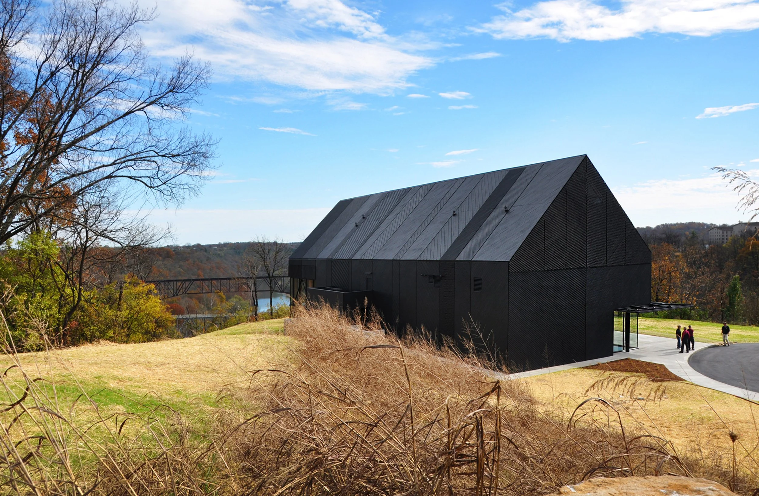 wild-turkey-bourbon-visitor-center-exterior-barn-form-black-overlook-river-lawrenceburg-kentucky-deleon-primmer-dpaw.jpg