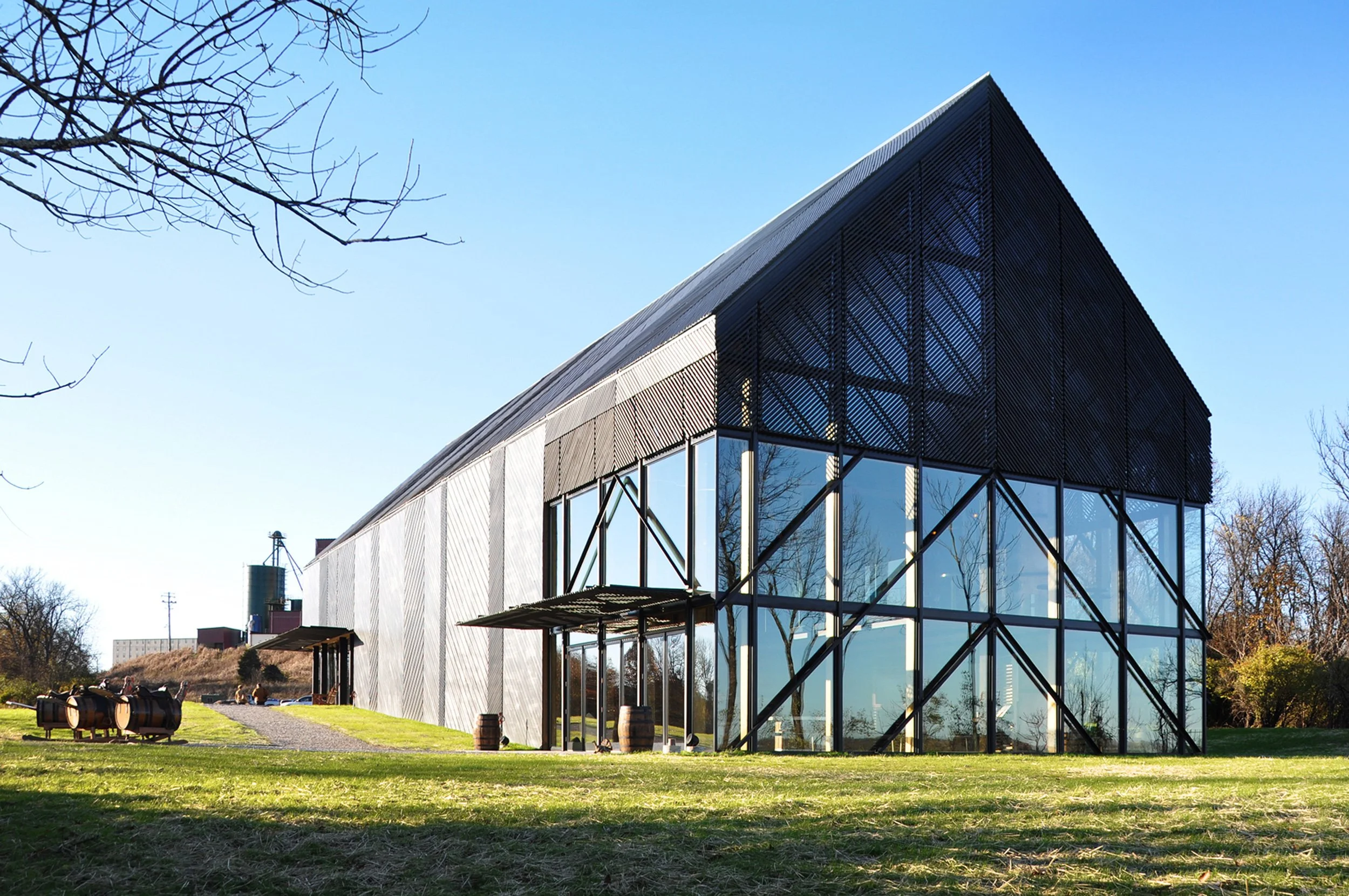 wild-turkey-bourbon-visitor-center-exterior-barn-form-black-wood-lattice-facade-glazing-lawrenceburg-kentucky-deleon-primmer-dpaw.jpg