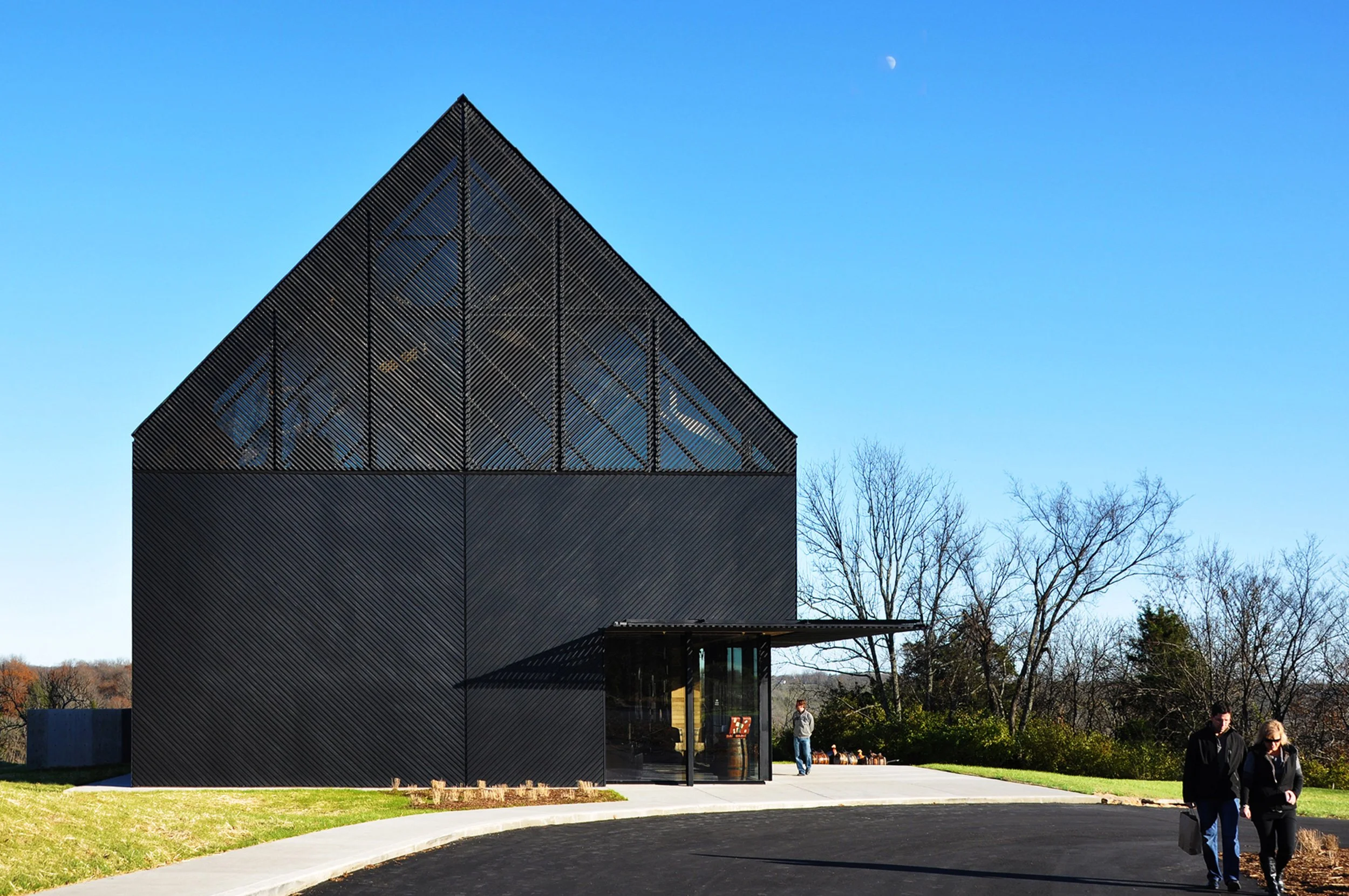 wild-turkey-bourbon-visitor-center-exterior-barn-form-black-wood-lattice-facade-lawrenceburg-kentucky-deleon-primmer-dpaw.jpg