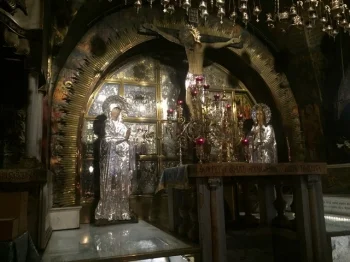 In the Basilica of the Holy Sepulchre, pilgrims can gather around not only the sepulchre of the Risen Christ but, not far from there, higher up, also on the site of the crucifixion at Golgotha, where the Cross of the Lord is represented. And so a single place of worship unifies these two sacred sites, under the same roof, as Golgotha and the Sepulchre are inseparable.