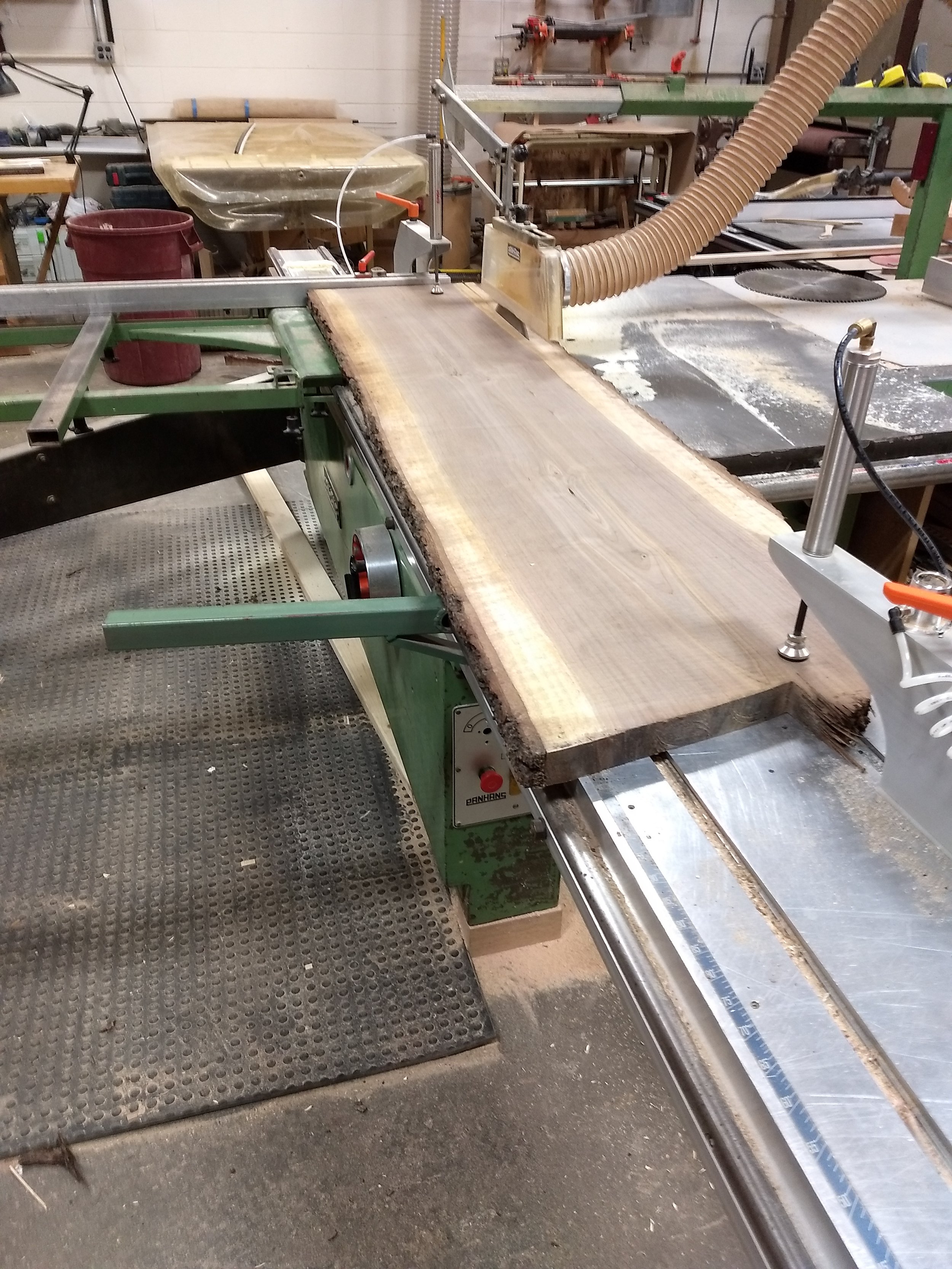 Trimming edges on the sliding table saw