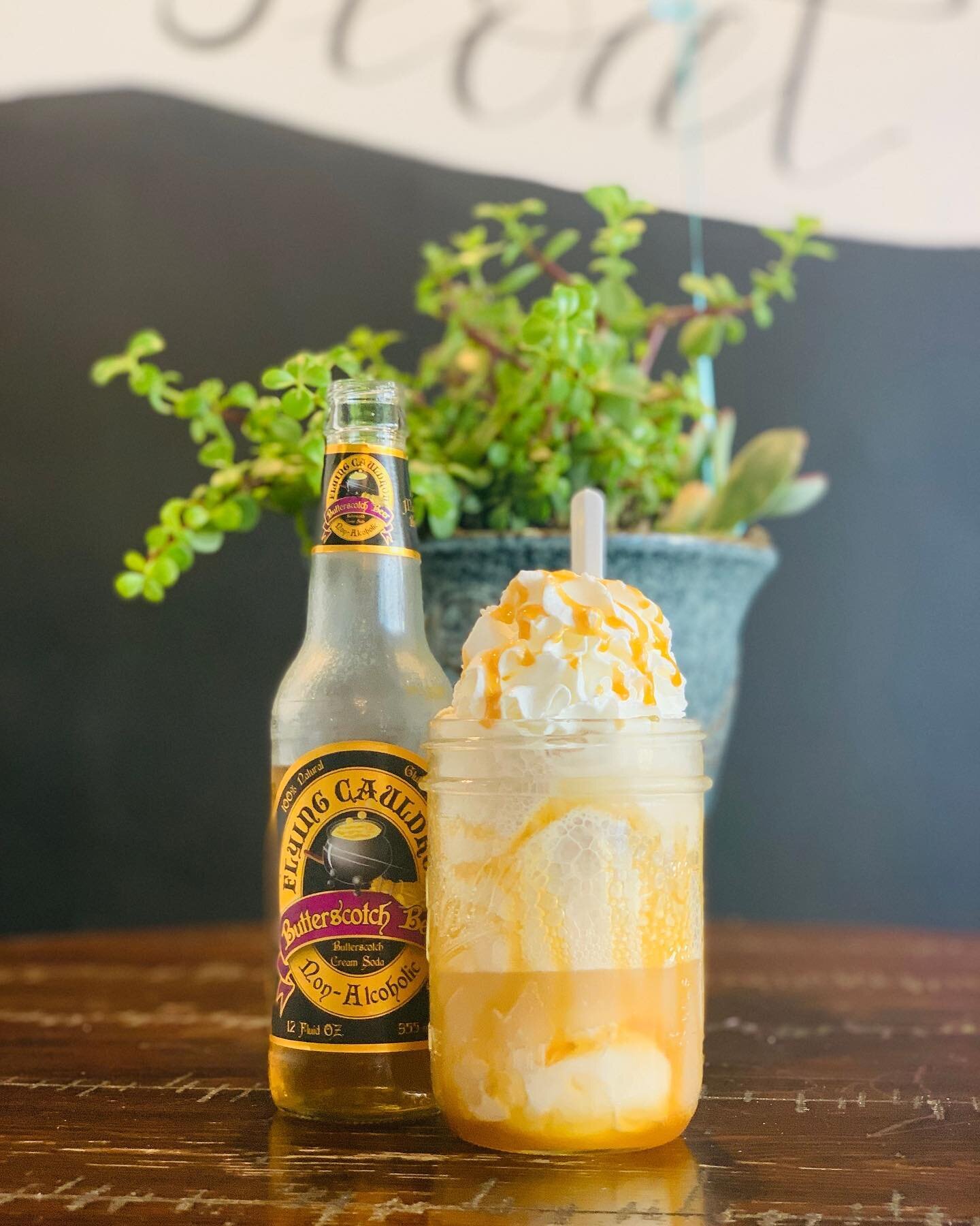 This WINGARDIUM LEVIOSA float with Salted Caramel ice cream and Butterscotch Beer will transport you into the Harry Potter world!🤩⠀
⠀
⠀
⠀
⠀
⠀
#floatcoffeeshop #floatpasadena #harrypotter #harrypotterfloat #wingardiumleviosa #saltedcaramelicecream #b