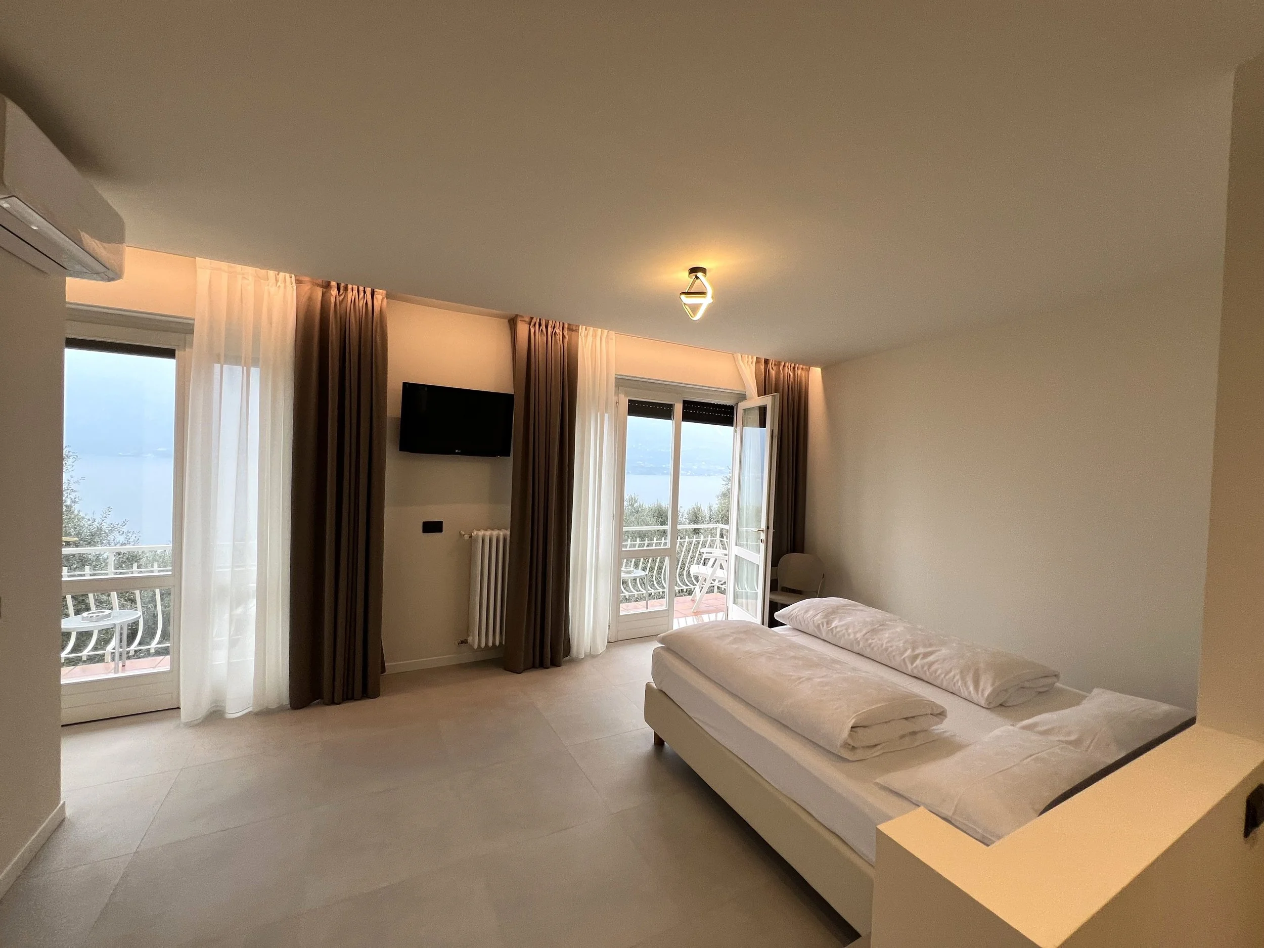 camera_superior_con_balcone_vista_lago_008.JPG