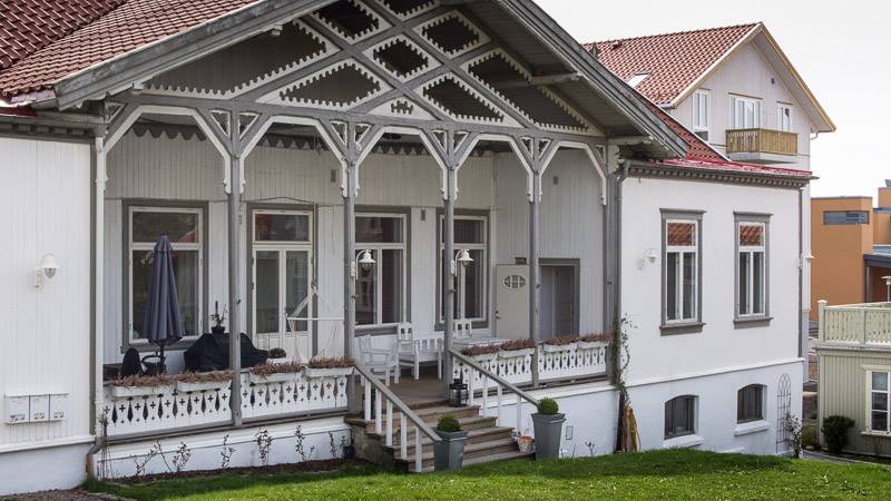Our studio is located in white, wooden house at Grefsen. Entrance to the studio finds on the right side once you go up on the stairs.