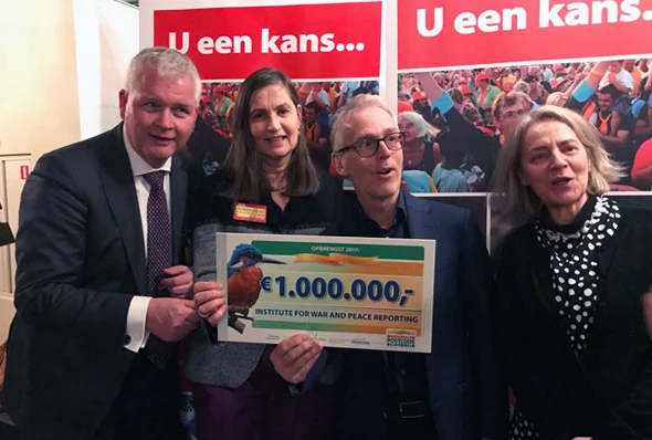 Het nederlandse bestuur met de cheque. Van links naar rechts: Cor Jan Dasselaar, Annelies van der Pauw, Derk Sauer en Annemarie Verbeek.