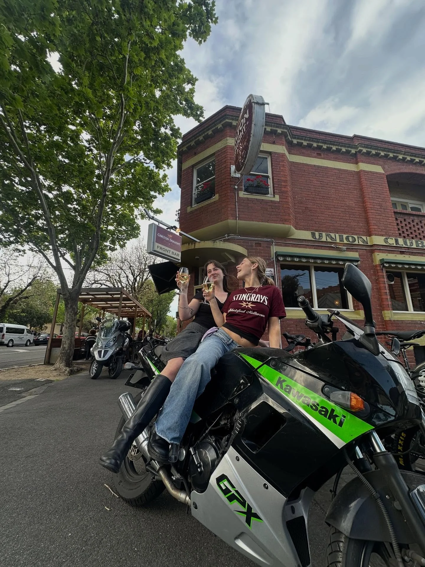Hot wheels, hot pub, hot girls, cold drinks! 🍻happy Friday from us at the union club hotel 
(We do not condone drink driving ever.)