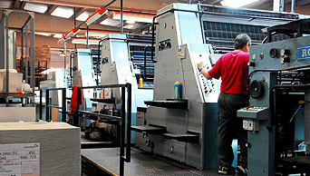 IMPRESIÓN La mas avanzada tecnología en máquinas de 6 tintas nos permiten ofrecer a nuestros clientes una calidad de impresión inmejorable y constante en la realización de cada uno de sus trabajos. El material elegido para el envase se carga cuidadosamente en la máquina más adecuada para el tipo de impresión requerida. En pocos minutos, el desarrollo de la caja aparece ya impreso sobre el cartoncillo.