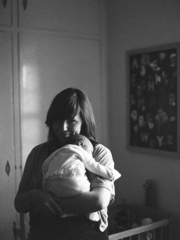 Babes in arms. The way they fold into your body, a mini extension. Little limbs growing, readying for independence. A warm tiny body needing yours. Complete helplessness, thriving everyday from the surrounding love ❤️ my longer Day in the Life sessio