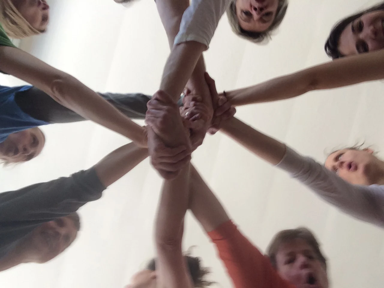  Il lavoro nei laboratori della voce umana ci invita a muoverci concretamente, fisicamente, abitare noi stessi attraverso la vista, l'udito e percepire. &amp; Nbsp; E 'un invito a l'atto di andare all'essenziale, come abitano l'invisibile, contenuta 